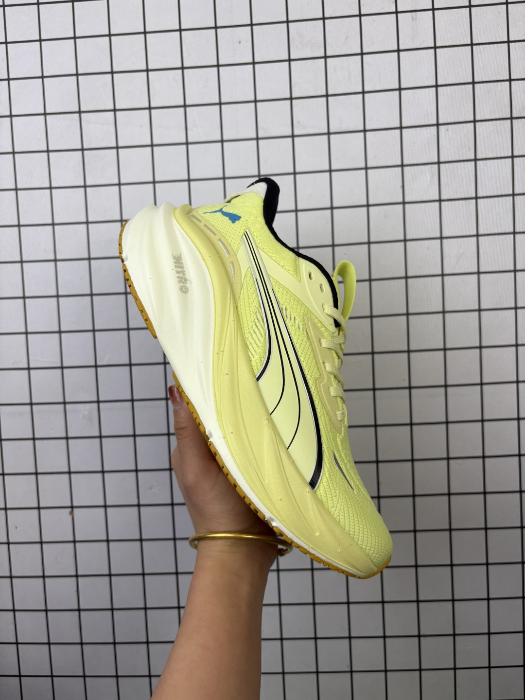 公司级✅PUMA Deviate NITRO 3 彪马 缓震训练跑鞋透气 舒适防滑耐磨 低帮 休闲跑步鞋 大底采用的是PUMA的大底PUMAGRIP 在任何条件下都能提供出色的控制力和抓地力 工程网眼的鞋面 舒适贴脚 鞋面上部使用大网眼设计增加透气性 半角撑鞋舌并使用小面积的泡棉 除了鞋舌上的泡棉之外 鞋跟和脚踝周围也有相当多的泡棉 这提高了鞋子的舒适性 锁定性和脚跟的安全性 货号:311046-07 编码老男H