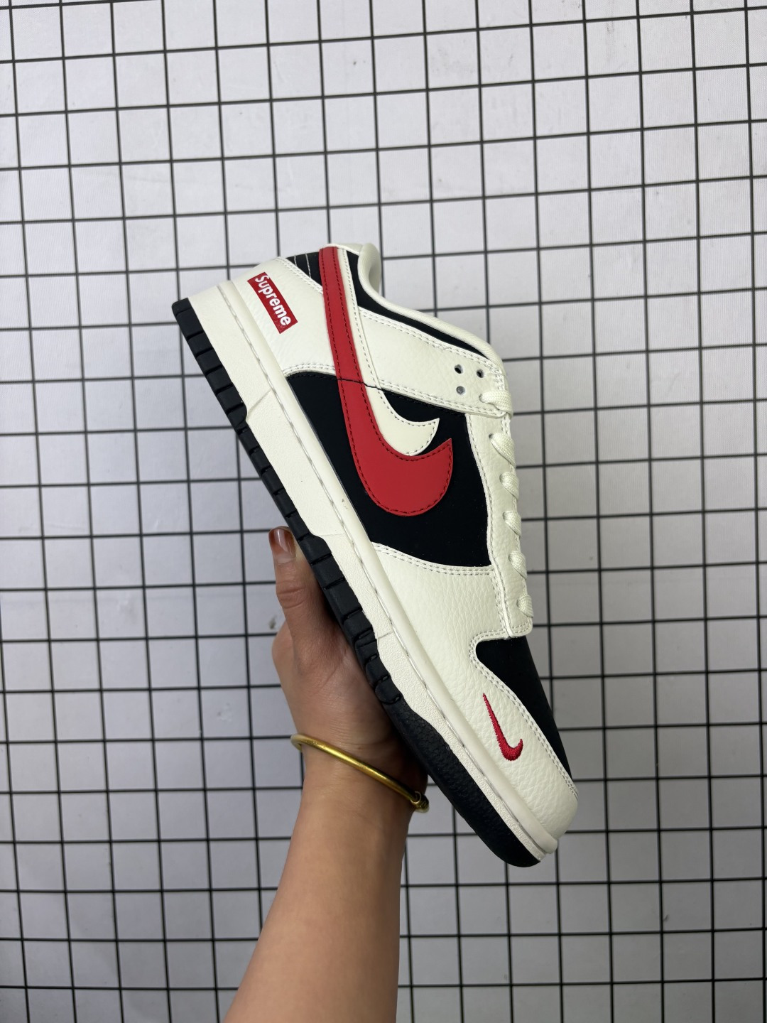 🈴💰80
Nike/耐克 男女鞋真标半码制，全新更新数据窄楦翘头版型，采用荔枝纹牛剖革组合猪巴革鞋面材质，缜密拉帮中底布，鞋垫嵌EVA缓震物料及背胶，全新窄版翘头耐磨橡胶大底❗️创意定制联名配色,经典美系街头品牌-至高无上Supreme x Nike By You SB Dunk Low Retro SP扣篮系列低帮休闲运动滑板板鞋“S CS1688-102

类型：男女鞋
码数：36 36.5 37.5 38 38.5 39 40 40.5 41 42 42.5 43 44 45
编码：577