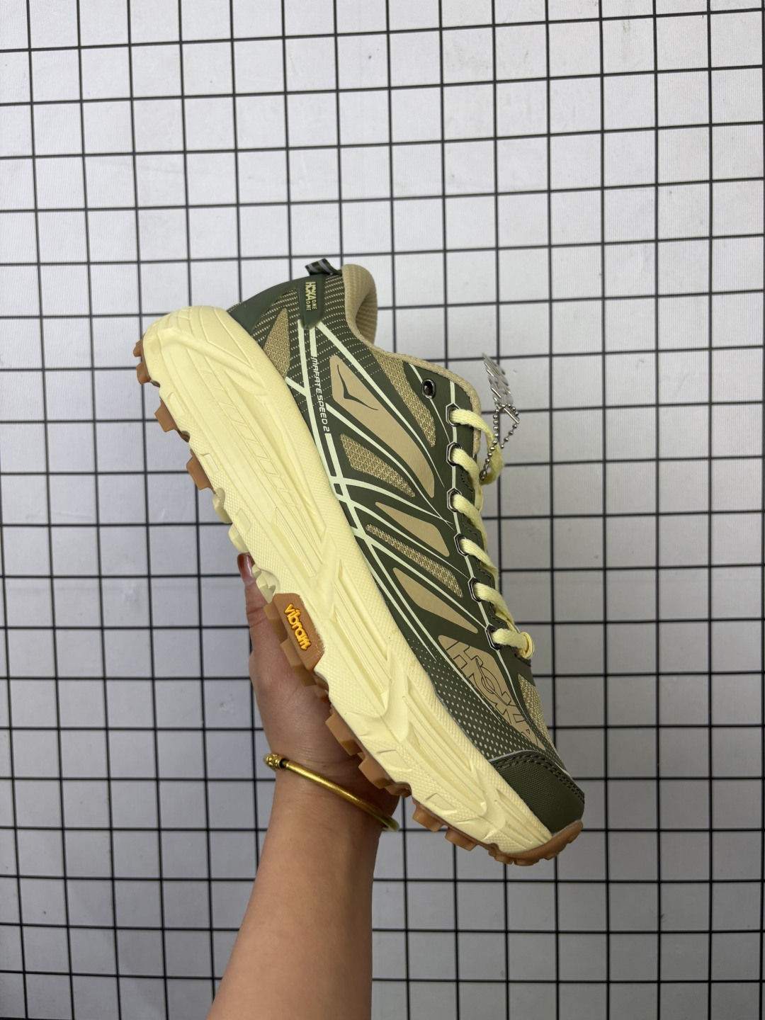 公司级带半码! HOKA MAFATE SPEED THREE 2玛法特 超轻厚底轻量山地跑步鞋 作为先锋品牌的 HOKA ONE ONE总是以独特的方式,在设计与功能之间取得平衡OPENING CEREMONY则是将大胆的个性化设计作为优先考虑的因素双方理念的结合,成就了这一激动人心的全新联名系列.滚动平衡科技和适度的脚后跟倾斜角度,可平稳步伐体验和柔软的脚感,鞋面采用了皮革相拼,带来良好的舒适性和强支撑力.采用全掌EVA中底,厚实而轻便,同时兼顾 HOKA ONE ONEI的标志性缓震性能. 编码771