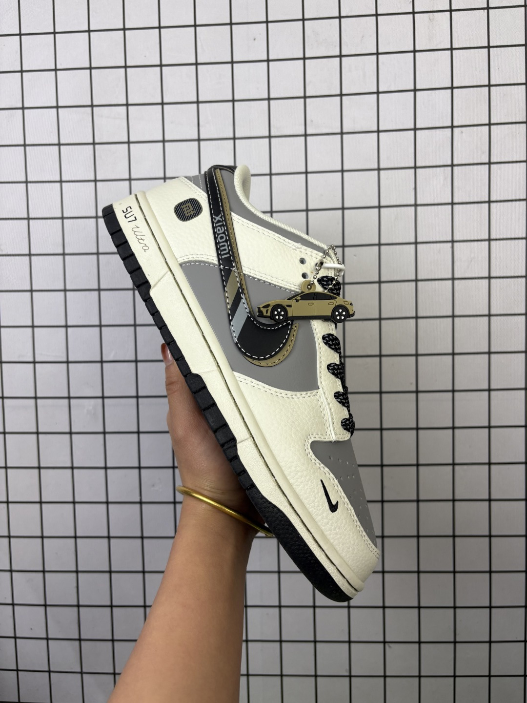 💰100
Nike/耐克 男女鞋真标半码制，原楦开发版型，采用软质荔枝纹牛剖皮革鞋面材质，外置厚实耐磨橡胶大底❗创意定制小米汽车旗下纯电动轿车SU7 Ultra联名配色，耐克 Nike Air Force 1 07 LV8 Low"SU7 Ultra"空军一号系列低帮经典百搭休闲运动板鞋“联名米白灰黑黄小米涂鸦 XX3168-169

类型：男鞋
码数：40 40.5 41 42 42.5 43 44 45
编码：771