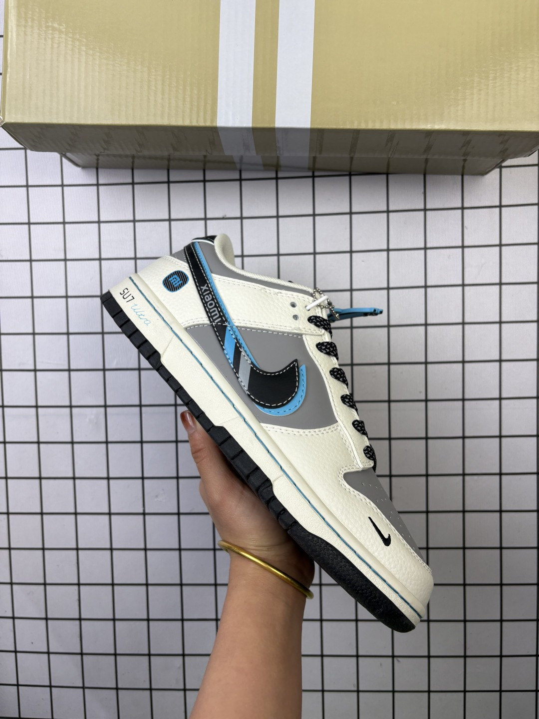 🈴💰100
Nike/耐克 男女鞋真标半码制，原楦开发版型，采用软质荔枝纹牛剖皮革鞋面材质，外置厚实耐磨橡胶大底❗创意定制小米汽车旗下纯电动轿车SU7 Ultra联名配色，耐克 Nike Air Force 1 07 LV8 Low"SU7 Ultra"空军一号系列低帮经典百搭休闲运动板鞋“联名米白灰黑黄小米涂鸦 XX3168-169

类型：男鞋
码数：40 40.5 41 42 42.5 43 44 45
编码：771