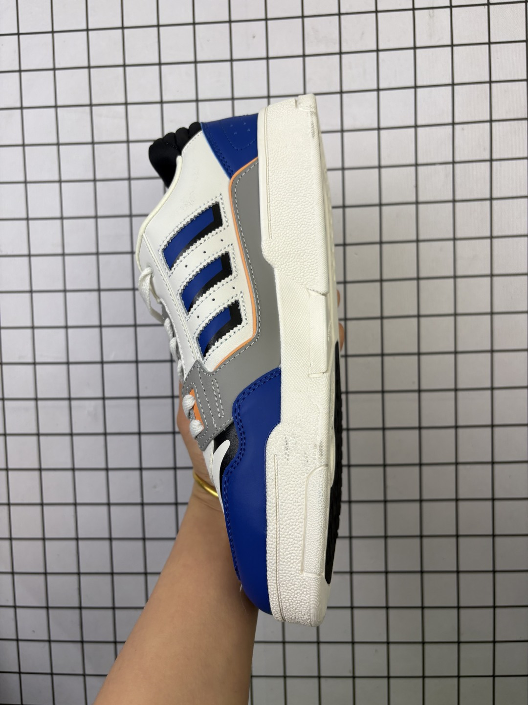 💰140
阿迪达斯 ADIZERO POR M舒适百搭 防滑耐磨 低帮 板鞋 男女同款 三叶草FORUM2000 三叶草新款运动板鞋！ 谁能拒绝这样一双复古感十足的面包鞋呢？这个系列的包裹感很不错，踩着好跟脚 暴走也不累 #三叶草   #复古鞋回潮  #宝藏球鞋推荐  #复古鞋  #三叶草面包鞋
货号:  GW6646
编码：771
Size:36～45