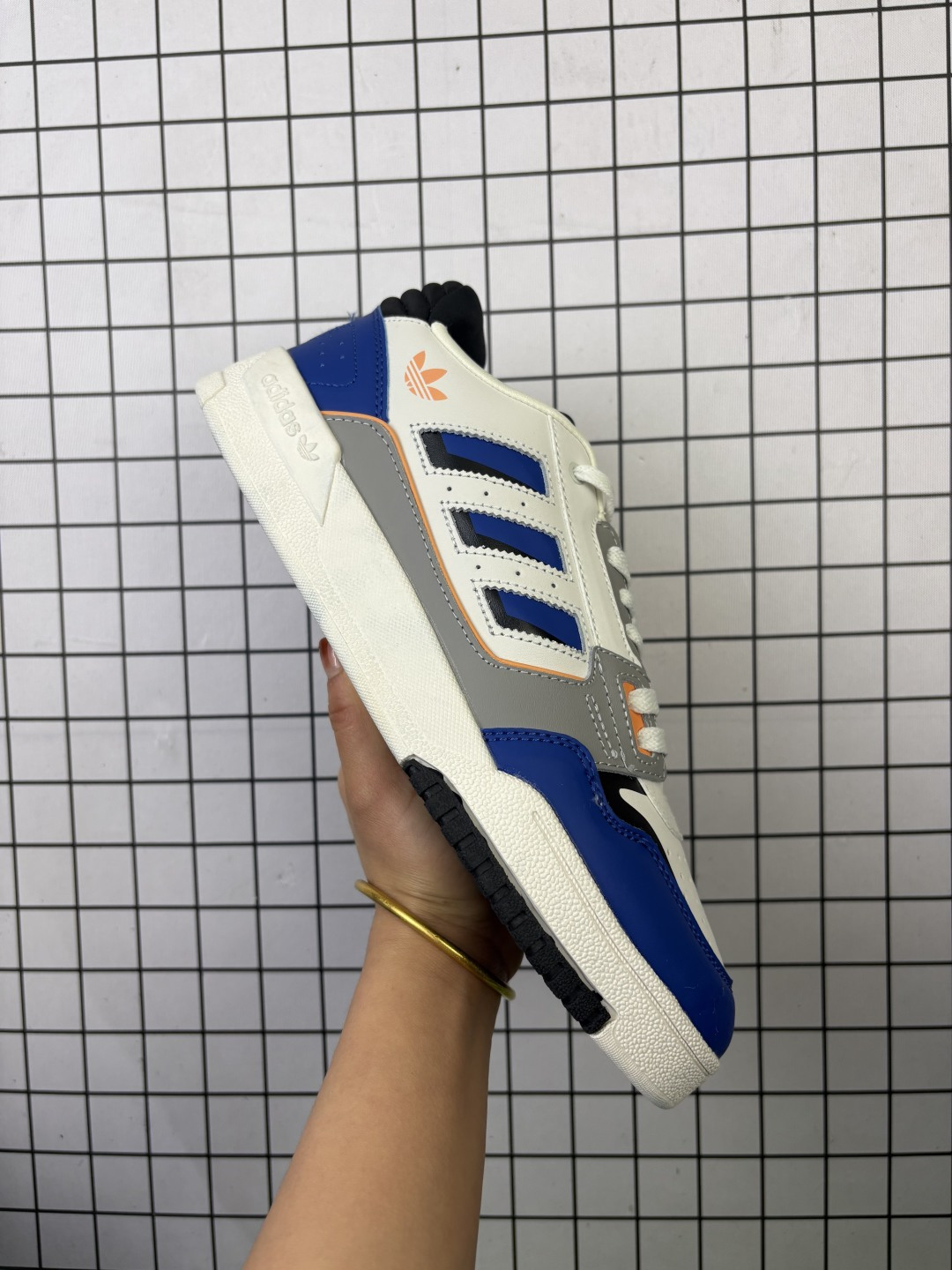 💰140
阿迪达斯 ADIZERO POR M舒适百搭 防滑耐磨 低帮 板鞋 男女同款 三叶草FORUM2000 三叶草新款运动板鞋！ 谁能拒绝这样一双复古感十足的面包鞋呢？这个系列的包裹感很不错，踩着好跟脚 暴走也不累 #三叶草   #复古鞋回潮  #宝藏球鞋推荐  #复古鞋  #三叶草面包鞋
货号:  GW6646
编码：771
Size:36～45