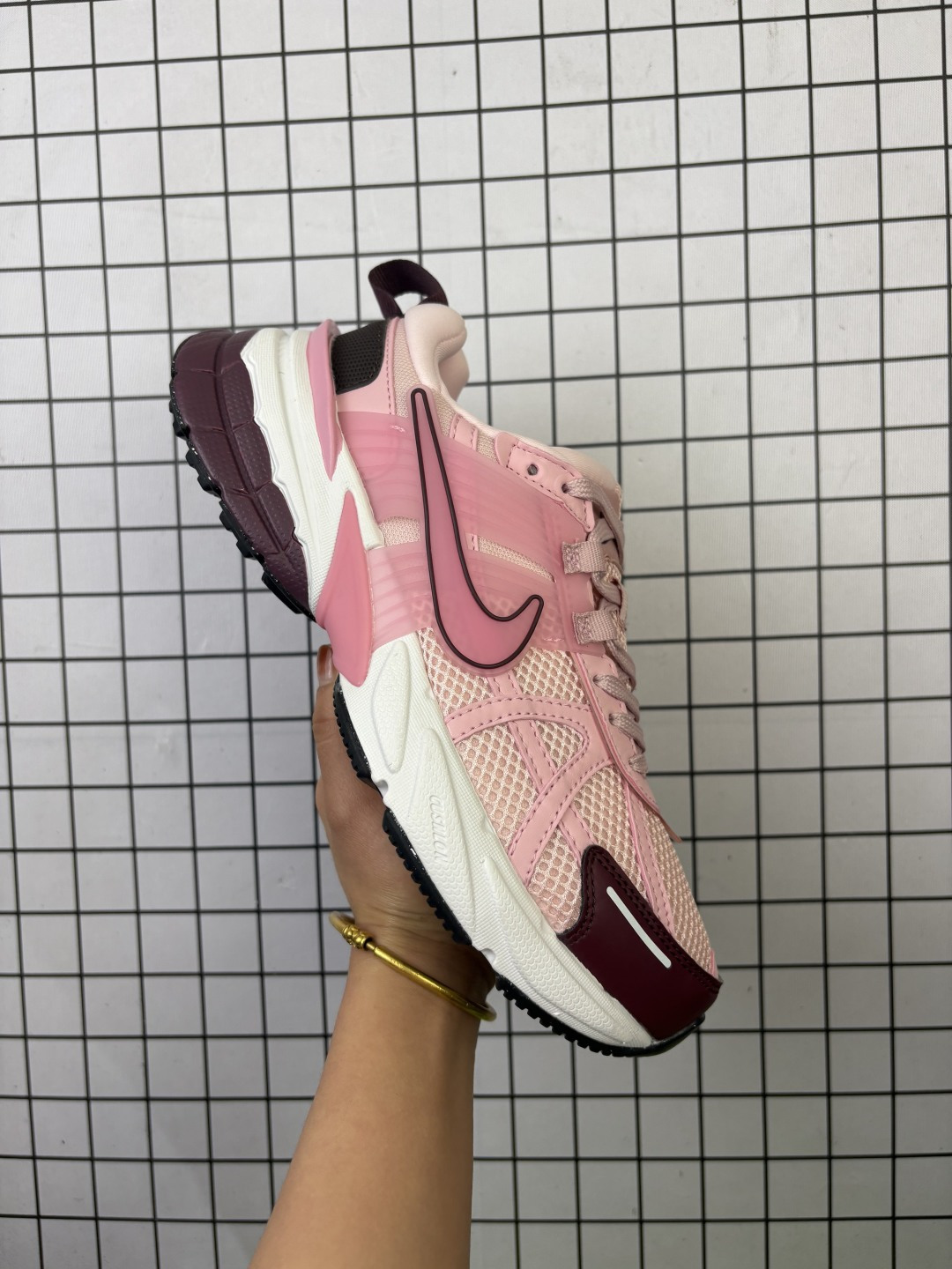 💰110
✅NIKE V2K RUN 复古风潮 耐克 网面透气运动鞋 灰银紧致的鞋面材质提供良好的包裹性鞋侧 Swoosh以及鞋头部分搭配增添不少亮点的镀铬细节鞋垫上印有Bill Bowerman头像 将细节拉满中底饰有独特的做旧效果 最后搭载黑色外底凸显整双鞋的复古气质 
货号:FD0736-101
编码699
36-40