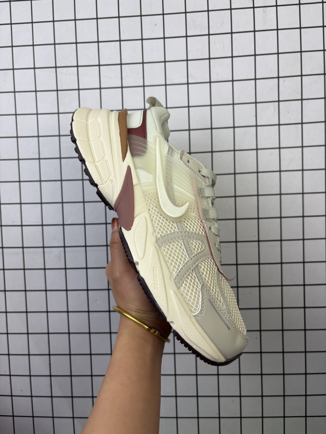 💰110
✅NIKE V2K RUN 复古风潮 耐克 网面透气运动鞋 灰银紧致的鞋面材质提供良好的包裹性鞋侧 Swoosh以及鞋头部分搭配增添不少亮点的镀铬细节鞋垫上印有Bill Bowerman头像 将细节拉满中底饰有独特的做旧效果 最后搭载黑色外底凸显整双鞋的复古气质
货号:FD0736-101
编码699
36-45