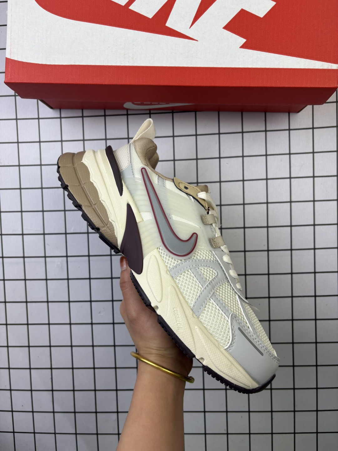 🈴💰110
✅NIKE V2K RUN 复古风潮 耐克 网面透气运动鞋 灰银紧致的鞋面材质提供良好的包裹性鞋侧 Swoosh以及鞋头部分搭配增添不少亮点的镀铬细节鞋垫上印有Bill Bowerman头像 将细节拉满中底饰有独特的做旧效果 最后搭载黑色外底凸显整双鞋的复古气质
货号:FD0736-101
编码699
36-45