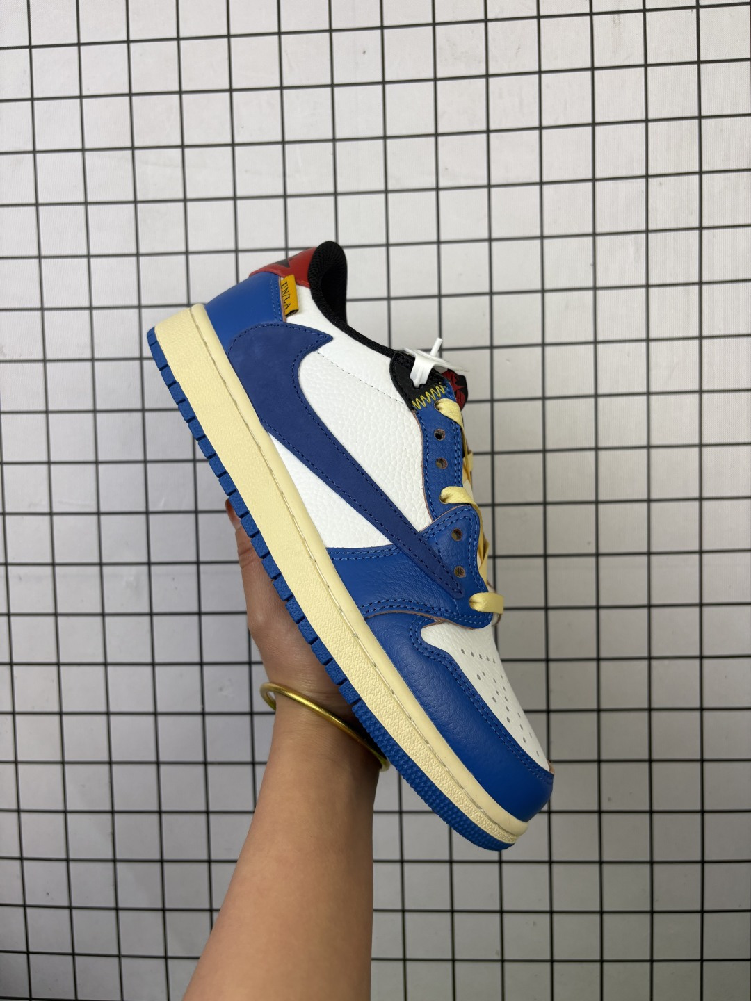 💰180
公司级✅Nike Air Jordan 1 x Travis Scott AJ1倒勾 乔一倒钩 耐克 低帮文化篮球鞋
完美品质出货 细节如图所示 鞋面切割工整 冲孔整齐干净 中底拉帮线 整体清洁度非常好
货号:DM7866-111
尺码:36 36.5 37.5 38 38.5 39 40 40.5 41 42 42.5 43 44 45 46
编码旭