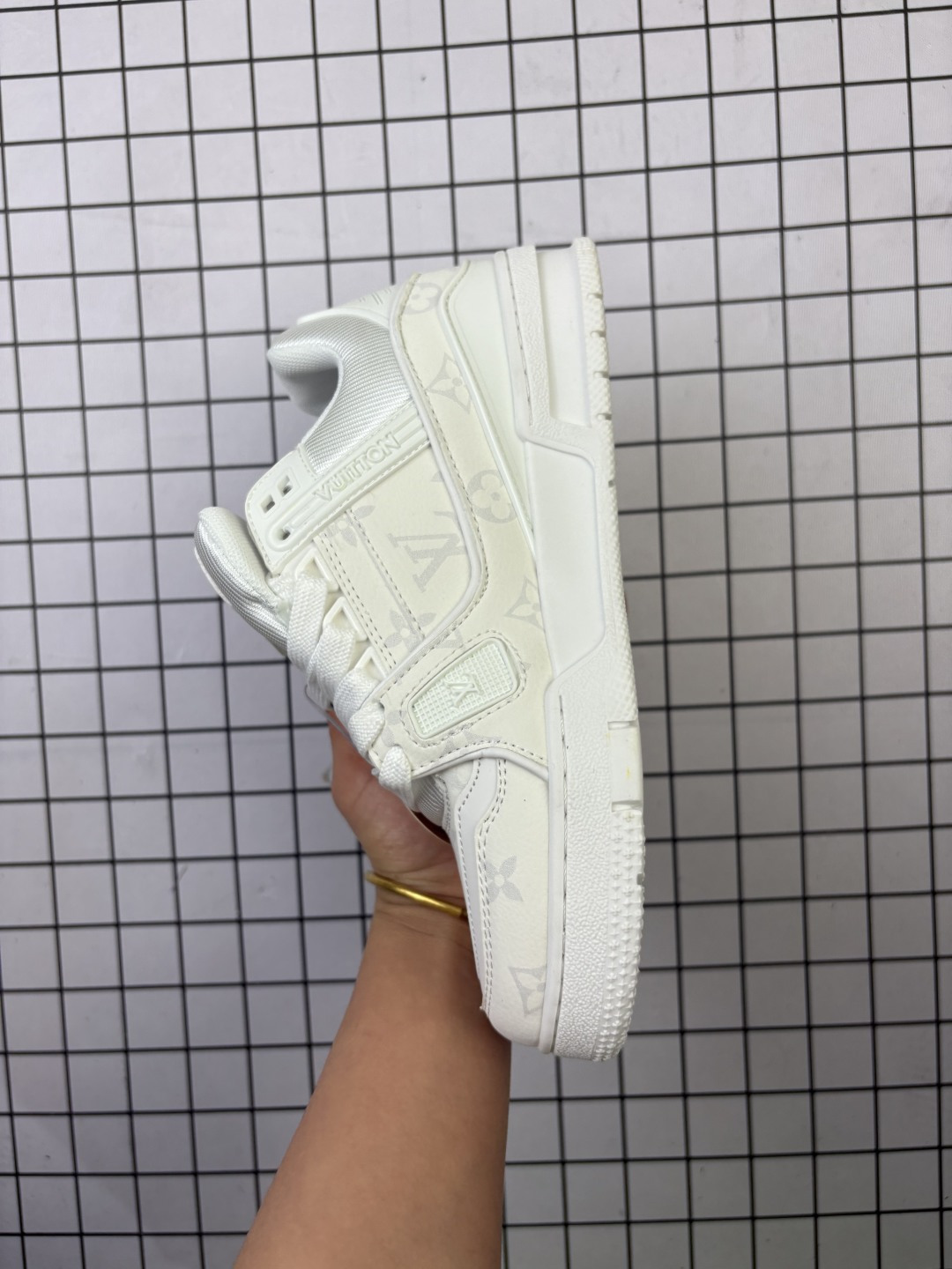 💰110
LV ARCH LIGHT SNEAKER路易威登板鞋 时尚运动鞋潮厚底增高女鞋。舒适防滑底和百搭性霸屏整个时尚娱乐圈,细节调整完美主义!采用柔软皮革拼接鞋面,独家开模大底, 侧边采用3D打印标志性Logo 尽显贵族时尚气息,配带正品全套包装。全新LV路易威登Louis vuitton Trainer Sneaker Low 休闲运动文化百搭板鞋。
尺码35-46
编码758