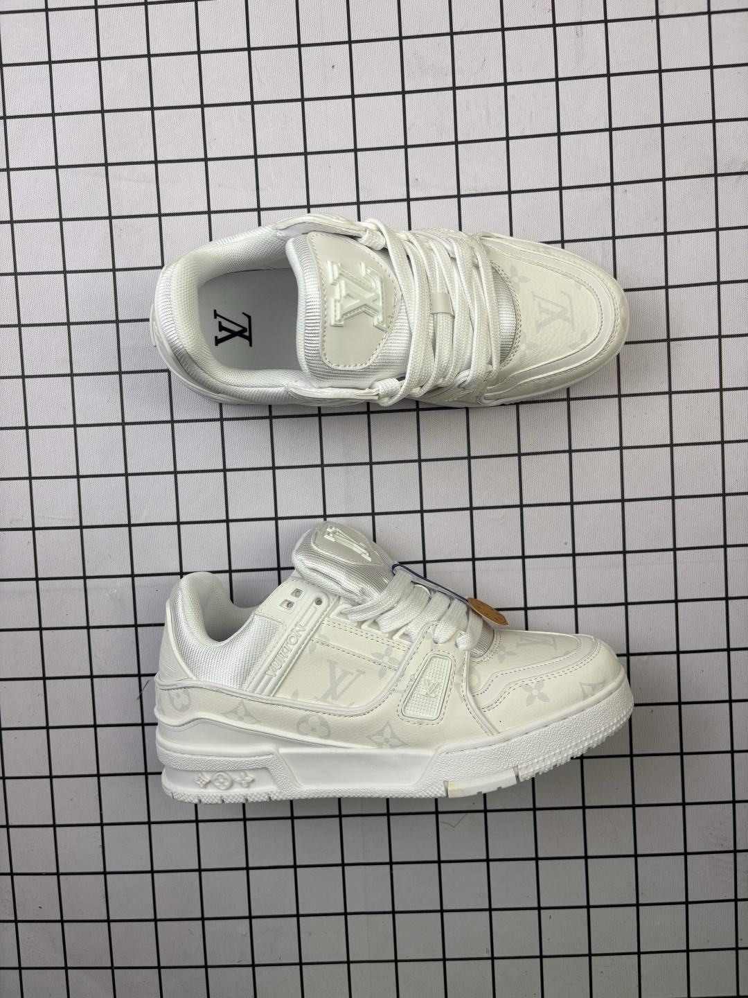 💰110
LV ARCH LIGHT SNEAKER路易威登板鞋 时尚运动鞋潮厚底增高女鞋。舒适防滑底和百搭性霸屏整个时尚娱乐圈,细节调整完美主义!采用柔软皮革拼接鞋面,独家开模大底, 侧边采用3D打印标志性Logo 尽显贵族时尚气息,配带正品全套包装。全新LV路易威登Louis vuitton Trainer Sneaker Low 休闲运动文化百搭板鞋。
尺码35-46
编码758