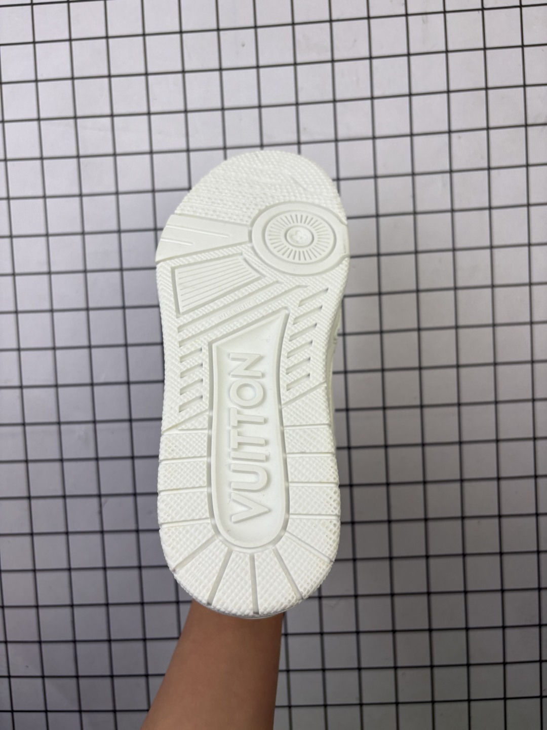 💰110
LV ARCH LIGHT SNEAKER路易威登板鞋 时尚运动鞋潮厚底增高女鞋。舒适防滑底和百搭性霸屏整个时尚娱乐圈,细节调整完美主义!采用柔软皮革拼接鞋面,独家开模大底, 侧边采用3D打印标志性Logo 尽显贵族时尚气息,配带正品全套包装。全新LV路易威登Louis vuitton Trainer Sneaker Low 休闲运动文化百搭板鞋。
尺码35-46
编码758