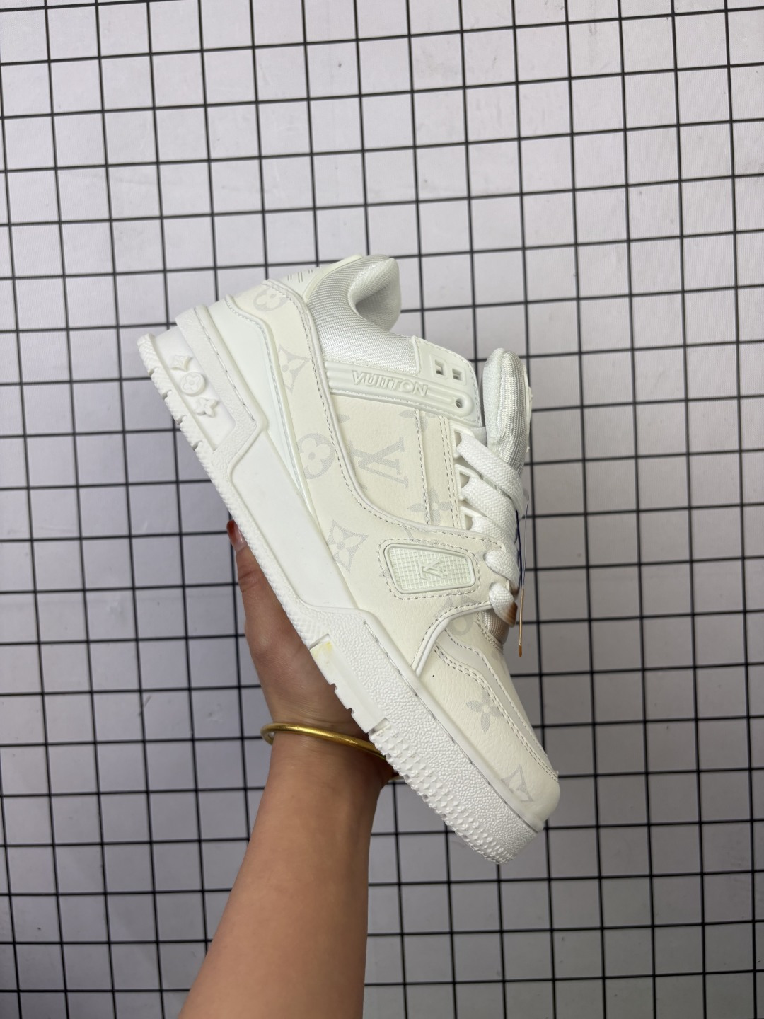 💰110
LV ARCH LIGHT SNEAKER路易威登板鞋 时尚运动鞋潮厚底增高女鞋。舒适防滑底和百搭性霸屏整个时尚娱乐圈，细节调整完美主义！采用柔软皮革拼接鞋面，独家开模大底， 侧边采用3D打印标志性Logo 尽显贵族时尚气息，配带正品全套包装。全新LV路易威登Louis vuitton Trainer Sneaker Low 休闲运动文化百搭板鞋。 
尺码35-46
编码758