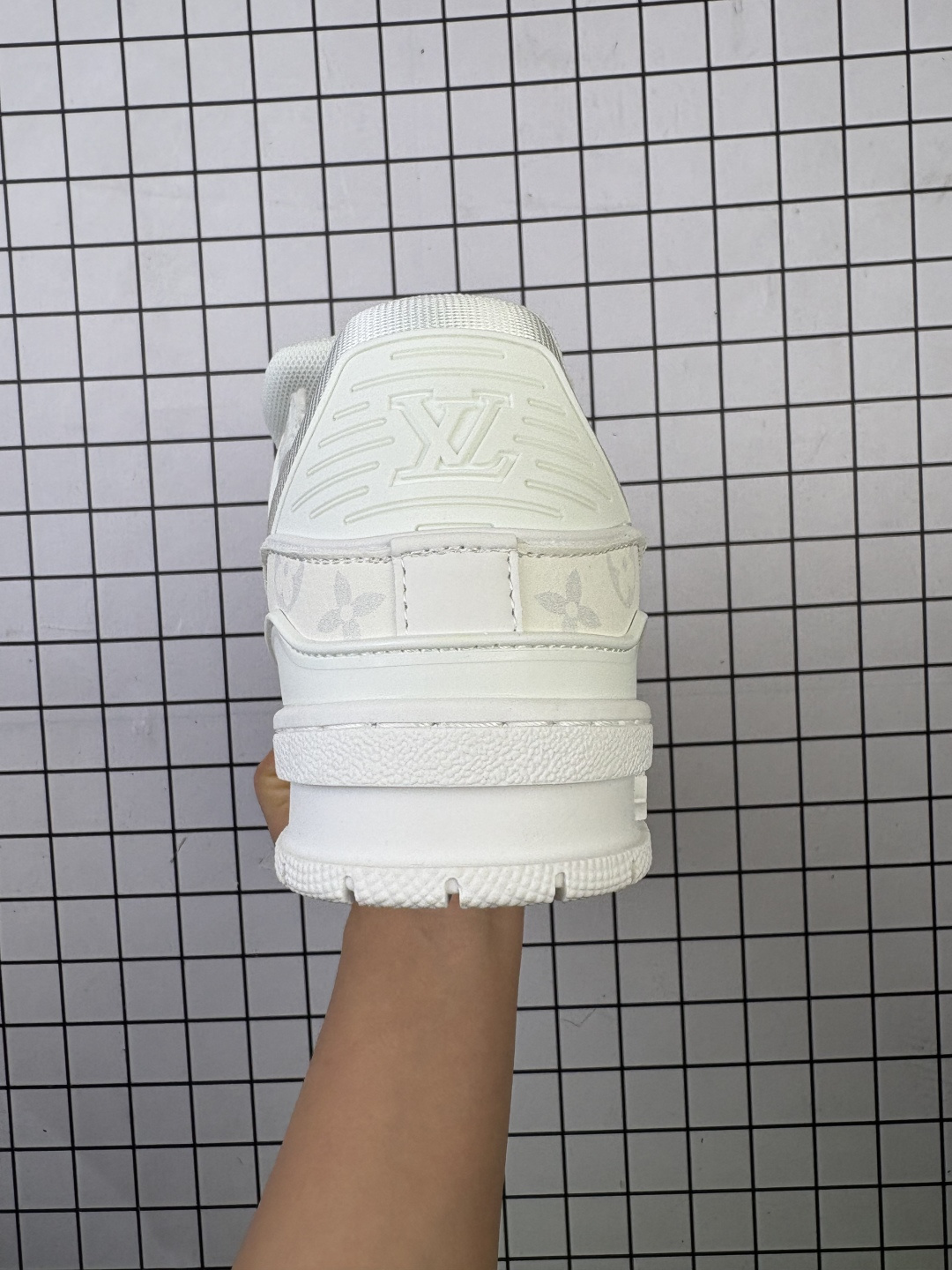 💰110
LV ARCH LIGHT SNEAKER路易威登板鞋 时尚运动鞋潮厚底增高女鞋。舒适防滑底和百搭性霸屏整个时尚娱乐圈,细节调整完美主义!采用柔软皮革拼接鞋面,独家开模大底, 侧边采用3D打印标志性Logo 尽显贵族时尚气息,配带正品全套包装。全新LV路易威登Louis vuitton Trainer Sneaker Low 休闲运动文化百搭板鞋。
尺码35-46
编码758