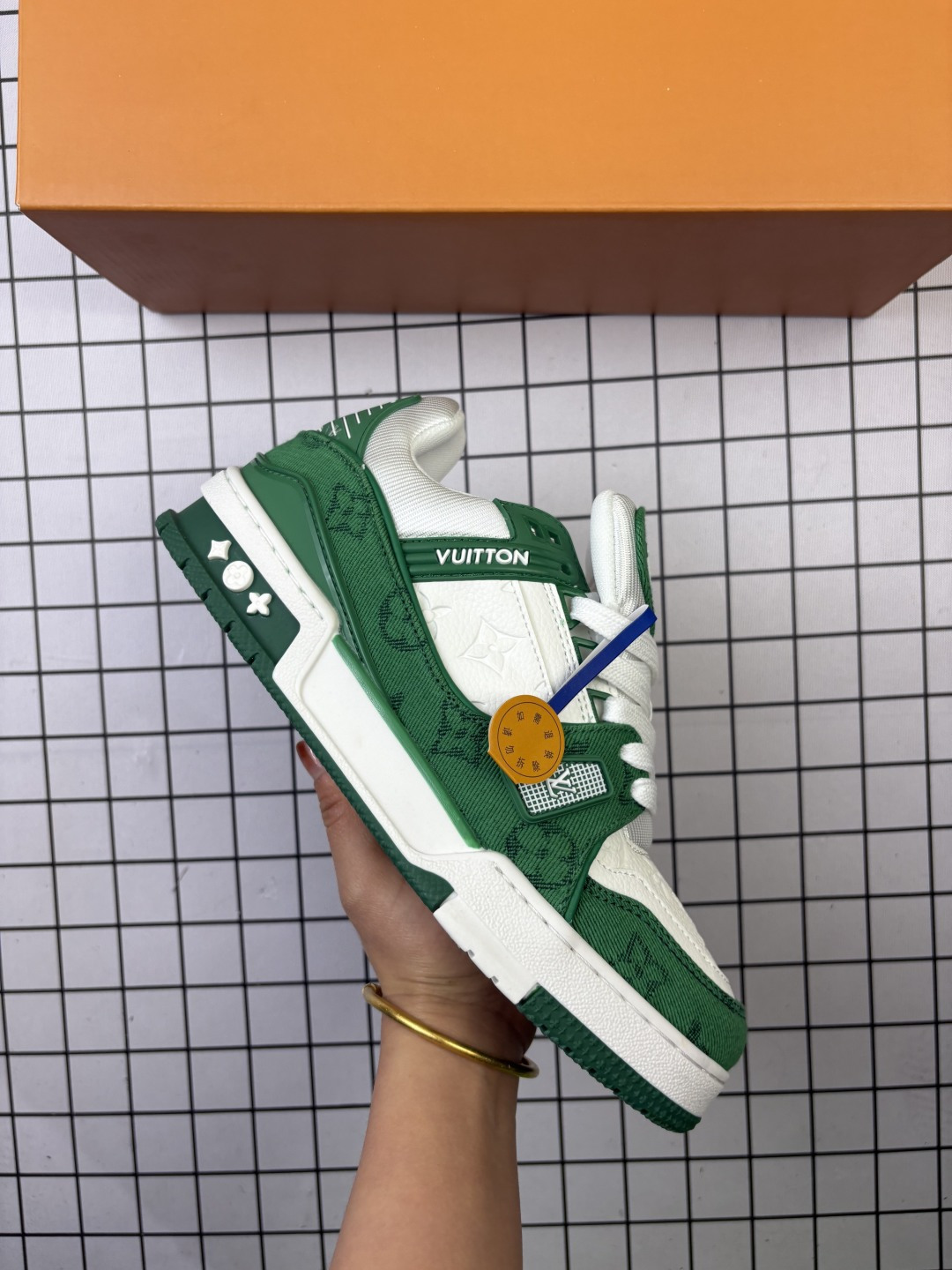 🈴💰110
LV ARCH LIGHT SNEAKER路易威登板鞋 时尚运动鞋潮厚底增高女鞋。舒适防滑底和百搭性霸屏整个时尚娱乐圈,细节调整完美主义!采用柔软皮革拼接鞋面,独家开模大底, 侧边采用3D打印标志性Logo 尽显贵族时尚气息,配带正品全套包装。全新LV路易威登Louis vuitton Trainer Sneaker Low 休闲运动文化百搭板鞋。
尺码35-46
编码758