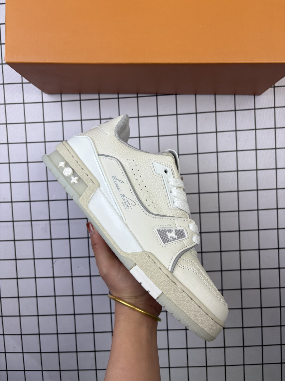 🈴💰110
LV ARCH LIGHT SNEAKER路易威登板鞋 时尚运动鞋潮厚底增高女鞋。舒适防滑底和百搭性霸屏整个时尚娱乐圈,细节调整完美主义!采用柔软皮革拼接鞋面,独家开模大底, 侧边采用3D打印标志性Logo 尽显贵族时尚气息,配带正品全套包装。全新LV路易威登Louis vuitton Trainer Sneaker Low 休闲运动文化百搭板鞋。
尺码35-46
编码758