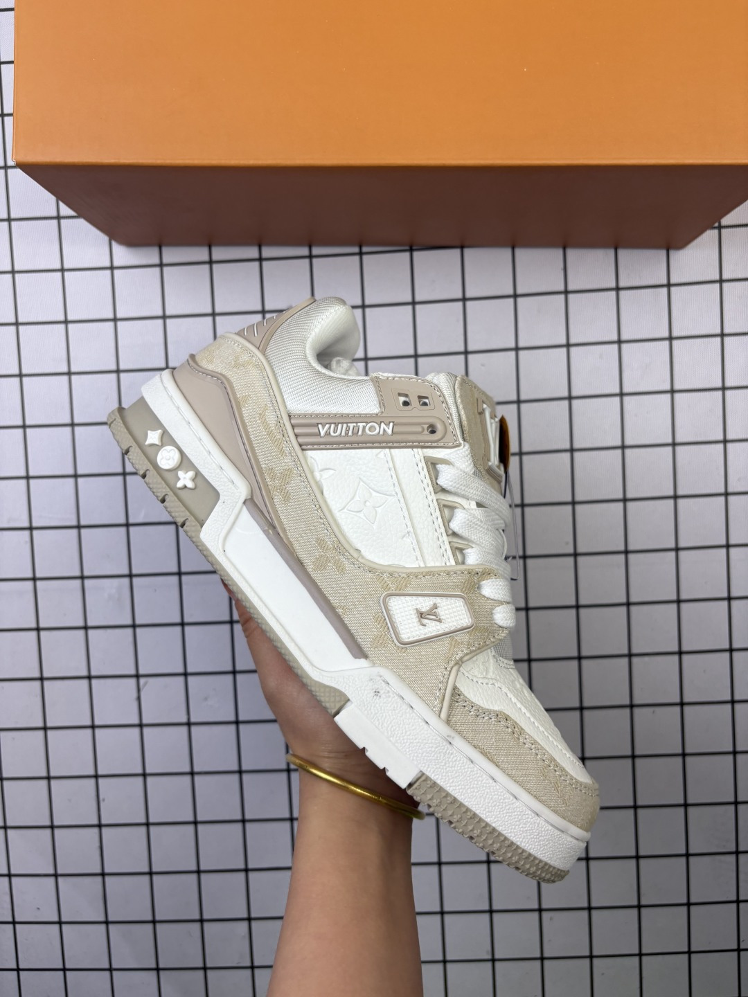 🈴💰110
LV ARCH LIGHT SNEAKER路易威登板鞋 时尚运动鞋潮厚底增高女鞋。舒适防滑底和百搭性霸屏整个时尚娱乐圈,细节调整完美主义!采用柔软皮革拼接鞋面,独家开模大底, 侧边采用3D打印标志性Logo 尽显贵族时尚气息,配带正品全套包装。全新LV路易威登Louis vuitton Trainer Sneaker Low 休闲运动文化百搭板鞋。
尺码35-46
编码758