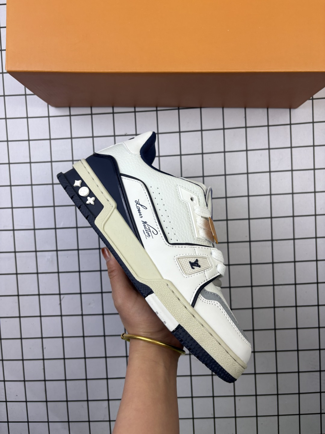🈴💰110
LV ARCH LIGHT SNEAKER路易威登板鞋 时尚运动鞋潮厚底增高女鞋。舒适防滑底和百搭性霸屏整个时尚娱乐圈，细节调整完美主义！采用柔软皮革拼接鞋面，独家开模大底， 侧边采用3D打印标志性Logo 尽显贵族时尚气息，配带正品全套包装。全新LV路易威登Louis vuitton Trainer Sneaker Low 休闲运动文化百搭板鞋。 
尺码35-46
编码758