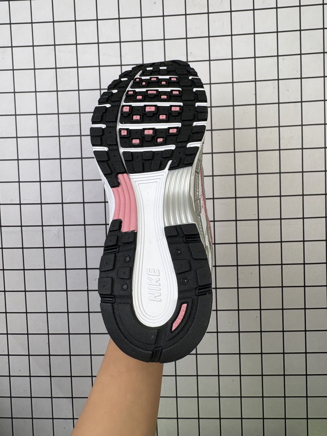 💰130
NK P6000 系列低帮复古老爹风休闲运动舒适慢跑鞋
超火复古老爹跑鞋 充正版本
耐克 P6000老爹鞋Initiator 独家出货
独家私模 原鞋 真标 原盒打造
官方货号：BV1021-108
Size：36-40
编码554