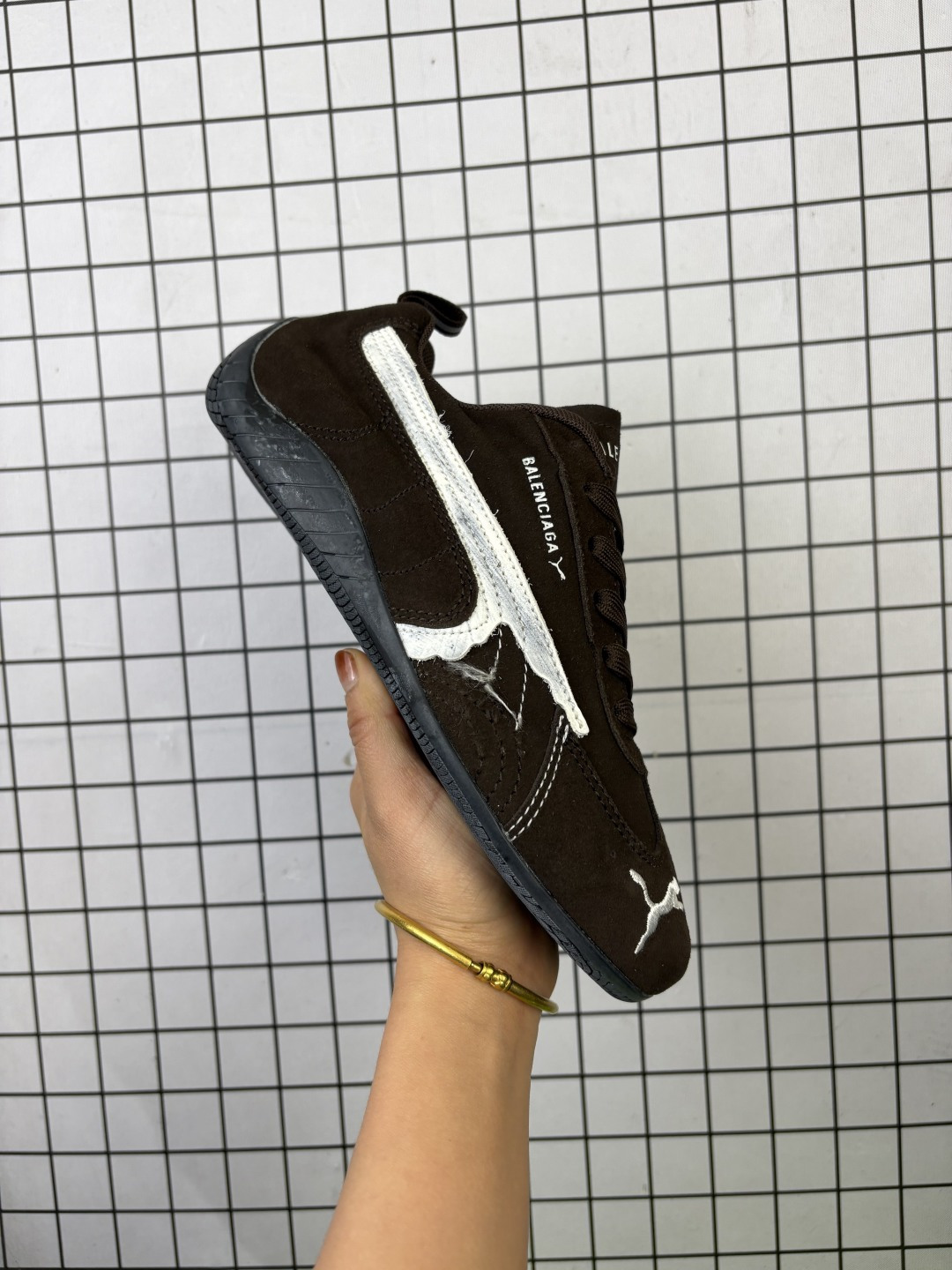 PUMA 彪马 x Balenciaga巴黎世家 Speedcat 系列 薄底鞋 牛皮绒面革 圆头做旧磨损 低帮 生活休闲鞋 极速赛车系列 复古运动休闲跑鞋 充正版本 鞋面设计轻量透气 提供了舒适性和穿着感受 柔软内里材质 穿着更加舒适 橡胶鞋底提供持久的牵引力 官方货号:406519-03 编码698