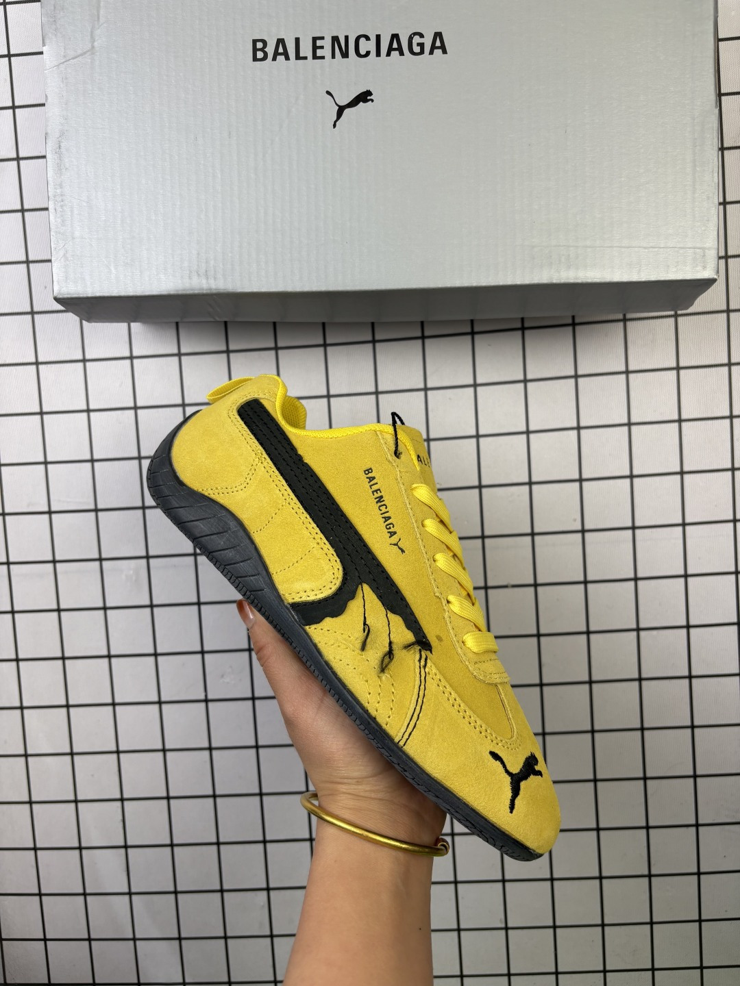 PUMA 彪马 x Balenciaga巴黎世家 Speedcat 系列 薄底鞋 牛皮绒面革 圆头做旧磨损 低帮 生活休闲鞋 极速赛车系列 复古运动休闲跑鞋 充正版本 鞋面设计轻量透气 提供了舒适性和穿着感受 柔软内里材质 穿着更加舒适 橡胶鞋底提供持久的牵引力 官方货号:406519-03 编码698
