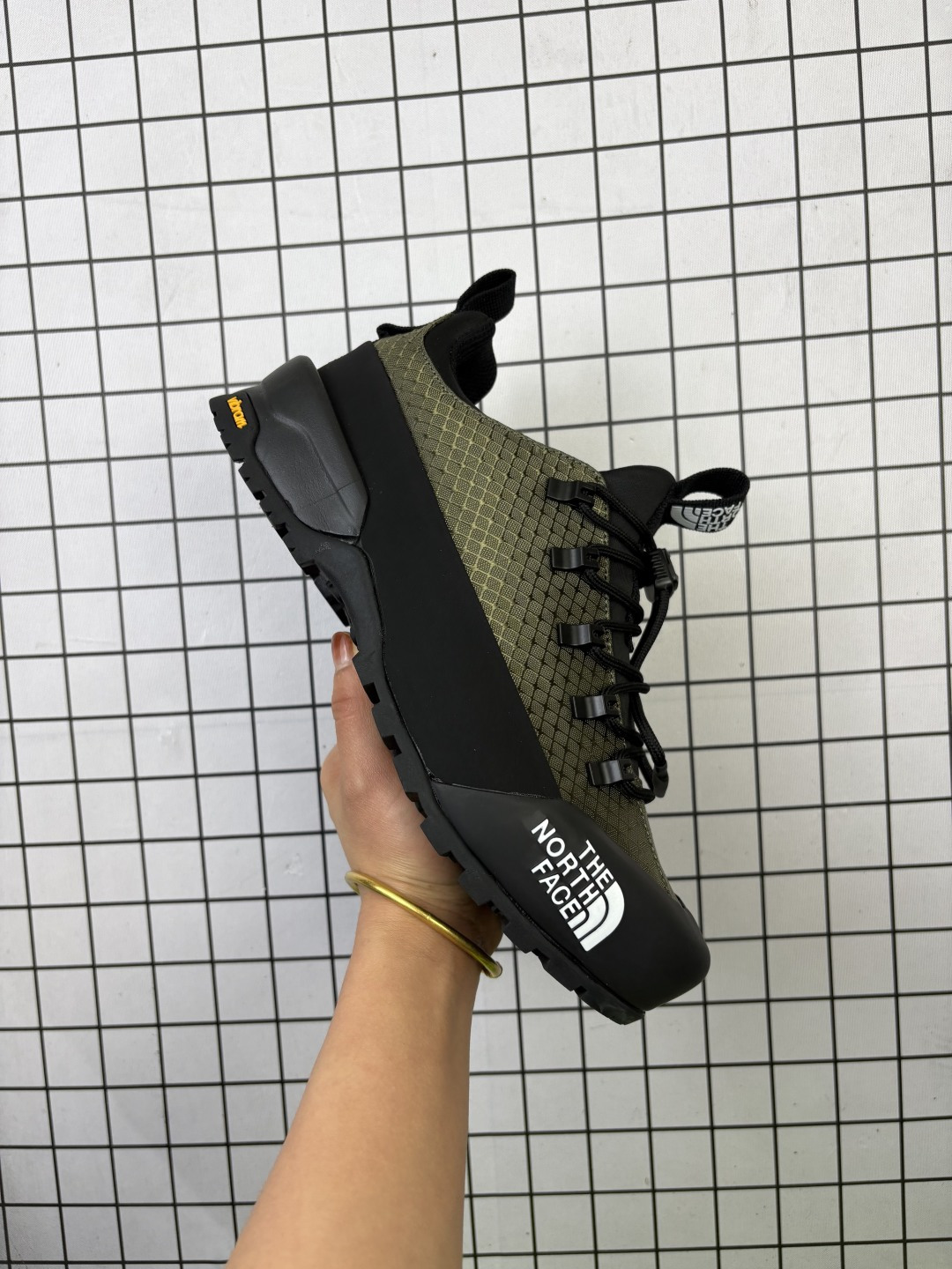 🈴💰200
公司级✅北面THE NORTH FACE SOUKUU 系列 减震防滑耐磨高帮户外功能鞋84SE
‌科技融合‌：采用VECTIV动能传导系统、DRYVENT防水面料及超临界发泡工艺，兼顾轻量化与耐用性。 
‌场景适配‌：Hedgehog Offtrail Hybrid徒步鞋配备凯夫拉纤维增强支撑与BOA旋钮调节系统，Vectiv Pro Hybrid越野跑鞋内置碳纤维推进板。
尺码:36-45
编码701