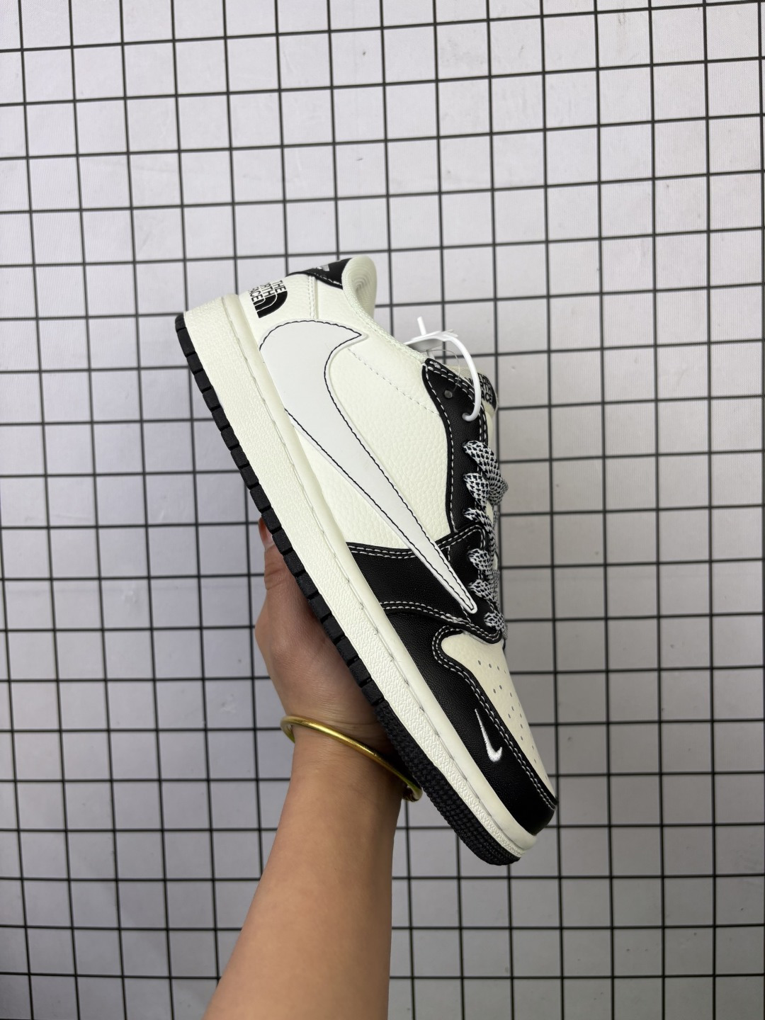 💰120
Jordan/乔丹 男女鞋真标半码制，采用软质荔枝纹牛剖革组合猪巴革鞋面材质，缜密拉帮中底布，鞋垫嵌EVA缓震物料及背胶，内置气垫及耐磨橡胶大底❗️当红嘻哈歌手特拉维斯·斯科特定制联名\著名户外品牌·北面/The North Face x Travis Scott x Nike Air Jordan 1 Low OG SP"TNF"AJ1乔丹一代经典低帮文化百搭休闲运动篮球鞋“ DZ2688-007

类型：男女鞋
码数：36 36.5 37 38 38.5 39 40 40.5 41 42 42.5 43 44 45 46
编码老男H