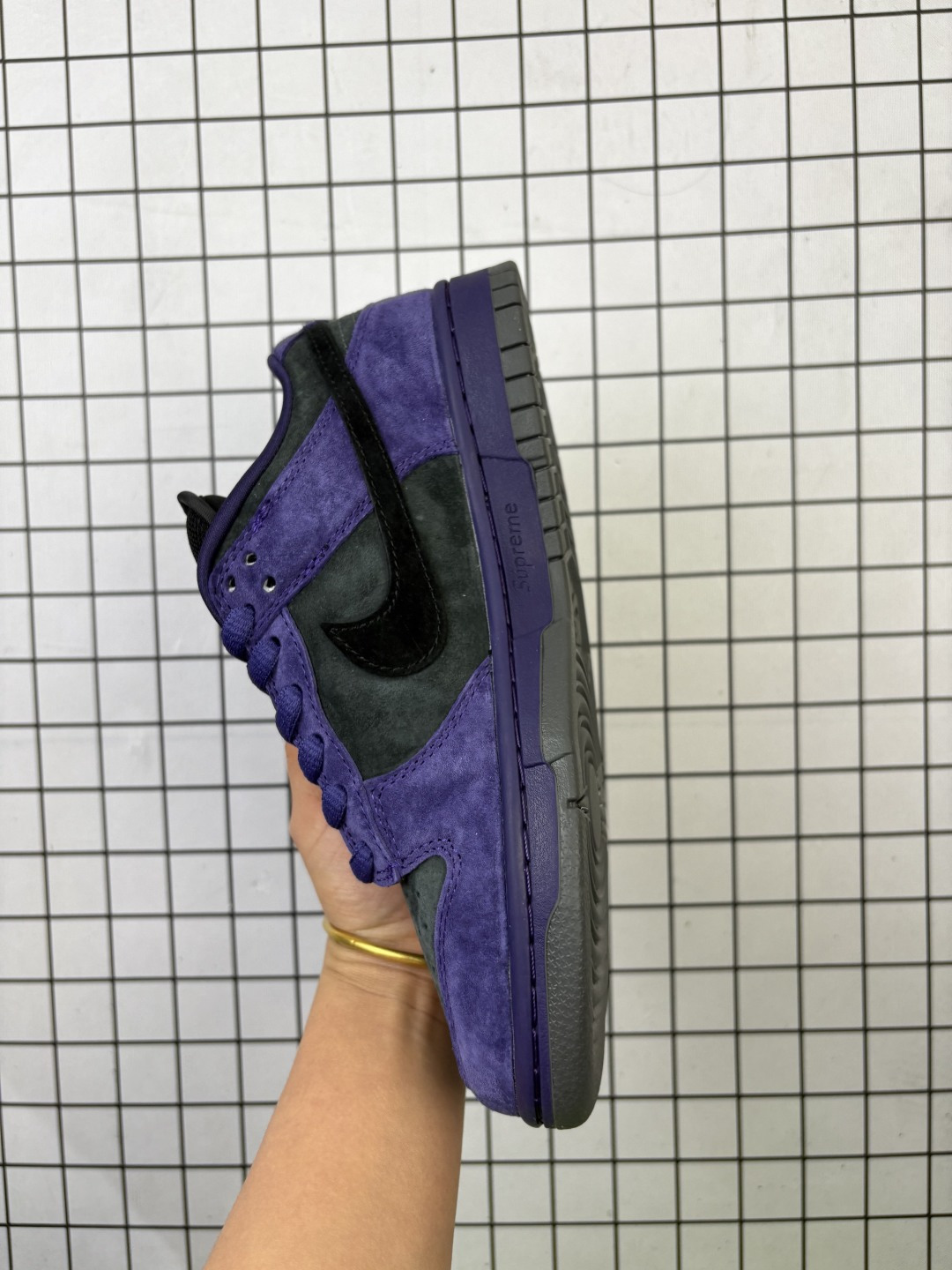 💰160
Nike/耐克 男女鞋真标半码制，采用荔枝纹牛剖革组合固色猪巴革鞋鞋面材质，鞋垫嵌EVA缓震物料及背胶，全新窄版翘头耐磨橡胶大底❗️94年神秘密码!Dunk联名细节封神,经典美系街头品牌斯图西与至高无上Supremex  Nike SB Dunk Low Retro"Supreme 94"扣篮系列低帮休闲运动滑板板鞋“Sup联名魔紫灰94刺绣 HQ8487-500

类型：男女鞋
码数：36 36.5 37.5 38 38.5 39 40 40.5 41 42 42.5 43 44 45 46
编码：旭