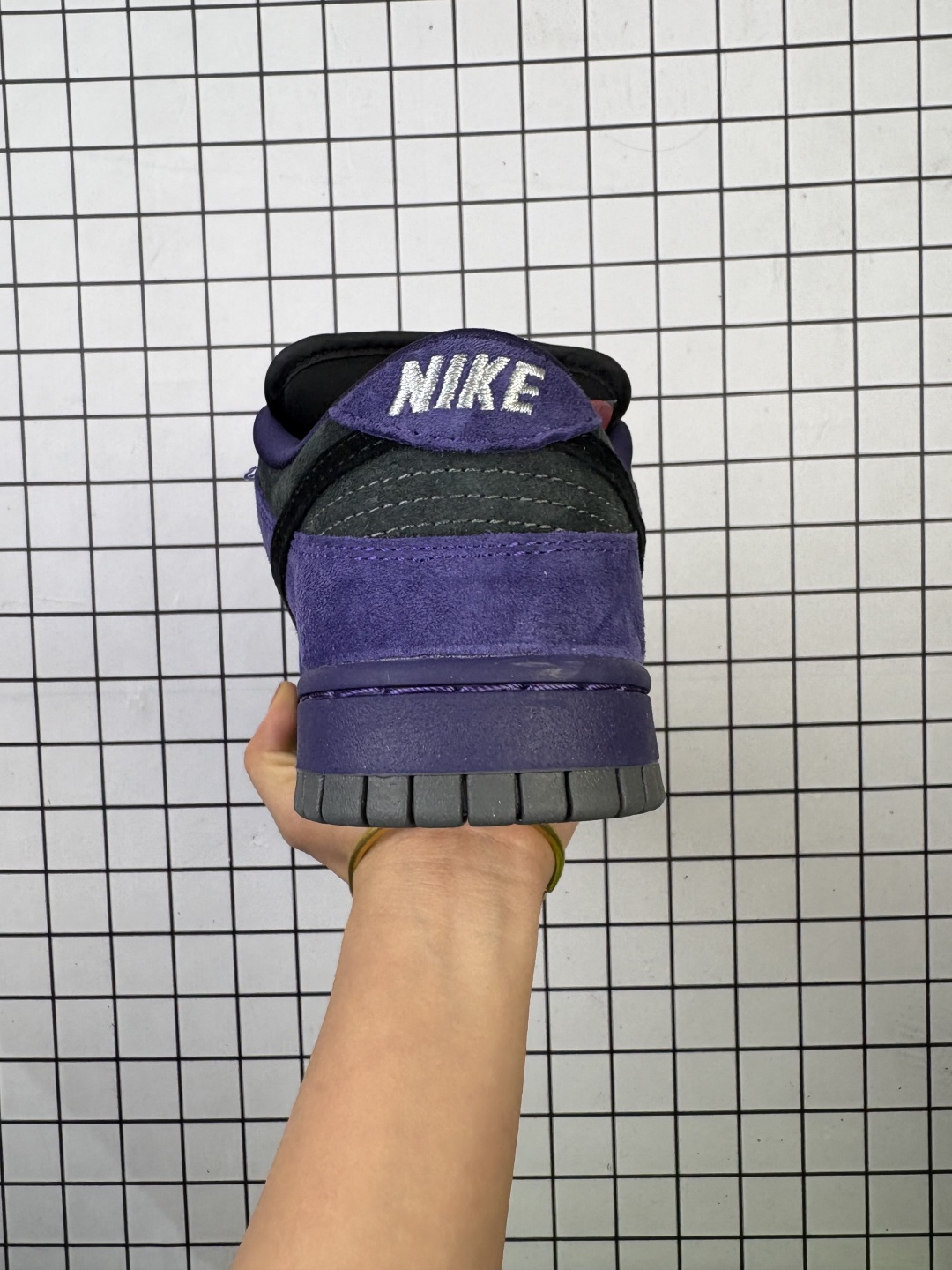 💰160
Nike/耐克 男女鞋真标半码制，采用荔枝纹牛剖革组合固色猪巴革鞋鞋面材质，鞋垫嵌EVA缓震物料及背胶，全新窄版翘头耐磨橡胶大底❗️94年神秘密码!Dunk联名细节封神,经典美系街头品牌斯图西与至高无上Supremex  Nike SB Dunk Low Retro"Supreme 94"扣篮系列低帮休闲运动滑板板鞋“Sup联名魔紫灰94刺绣 HQ8487-500

类型：男女鞋
码数：36 36.5 37.5 38 38.5 39 40 40.5 41 42 42.5 43 44 45 46
编码：旭