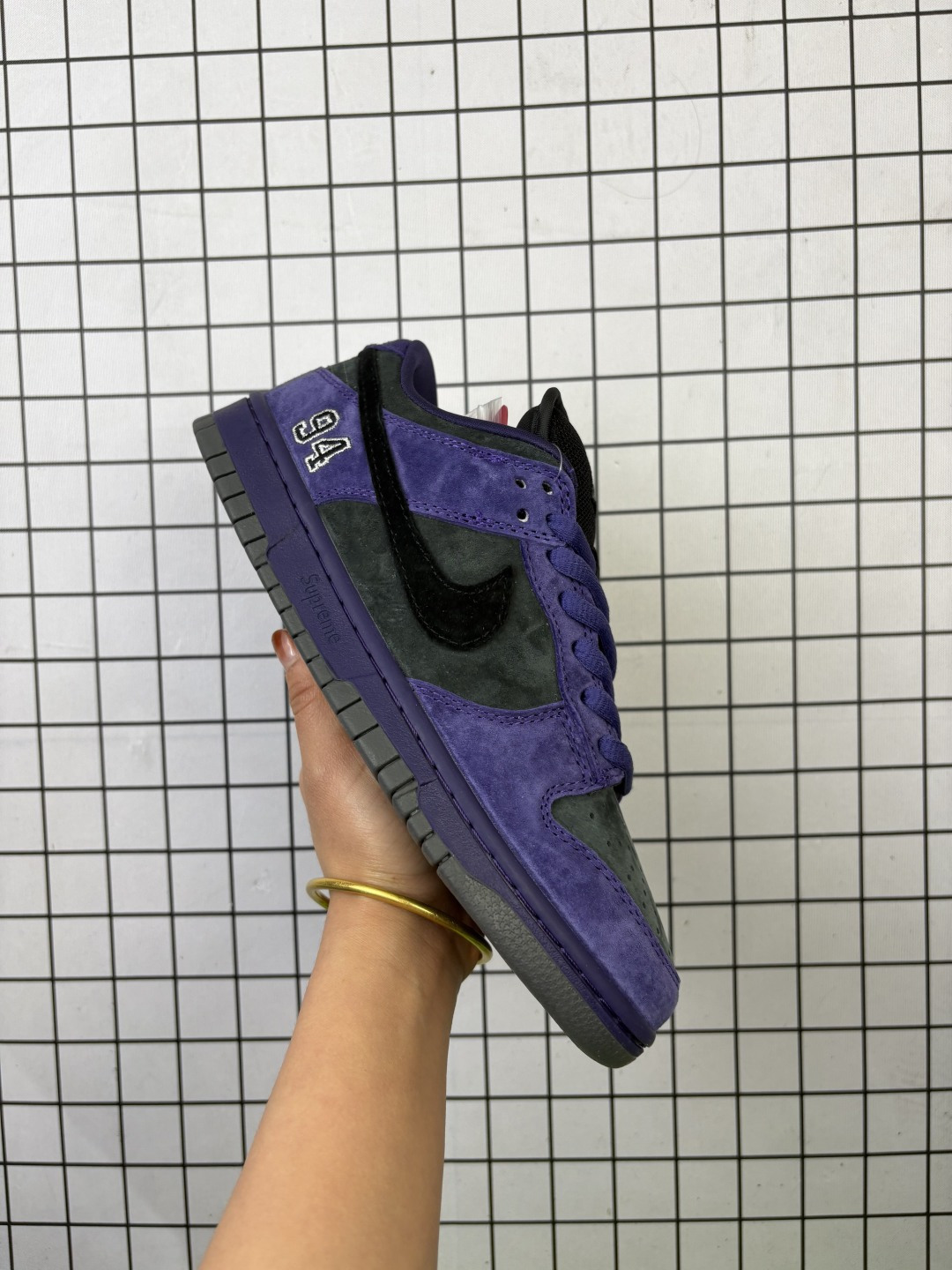 💰160
Nike/耐克 男女鞋真标半码制，采用荔枝纹牛剖革组合固色猪巴革鞋鞋面材质，鞋垫嵌EVA缓震物料及背胶，全新窄版翘头耐磨橡胶大底❗️94年神秘密码!Dunk联名细节封神,经典美系街头品牌斯图西与至高无上Supremex  Nike SB Dunk Low Retro"Supreme 94"扣篮系列低帮休闲运动滑板板鞋“Sup联名魔紫灰94刺绣 HQ8487-500

类型：男女鞋
码数：36 36.5 37.5 38 38.5 39 40 40.5 41 42 42.5 43 44 45 46
编码：旭