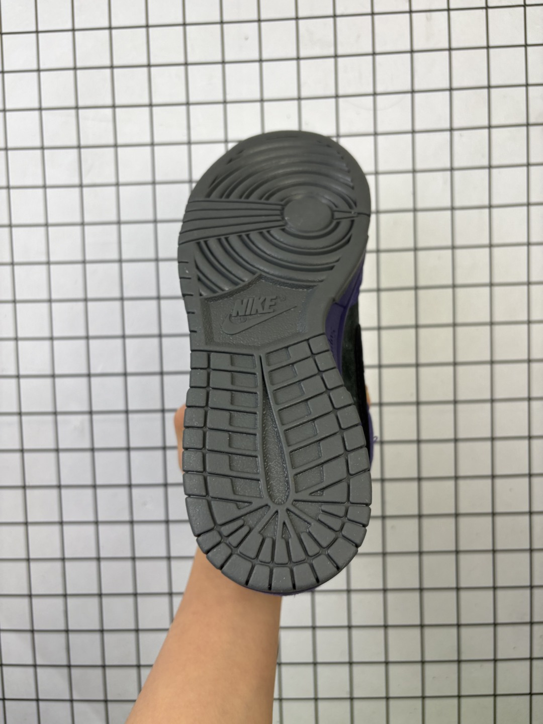 💰160
Nike/耐克 男女鞋真标半码制，采用荔枝纹牛剖革组合固色猪巴革鞋鞋面材质，鞋垫嵌EVA缓震物料及背胶，全新窄版翘头耐磨橡胶大底❗️94年神秘密码!Dunk联名细节封神,经典美系街头品牌斯图西与至高无上Supremex  Nike SB Dunk Low Retro"Supreme 94"扣篮系列低帮休闲运动滑板板鞋“Sup联名魔紫灰94刺绣 HQ8487-500

类型：男女鞋
码数：36 36.5 37.5 38 38.5 39 40 40.5 41 42 42.5 43 44 45 46
编码：旭