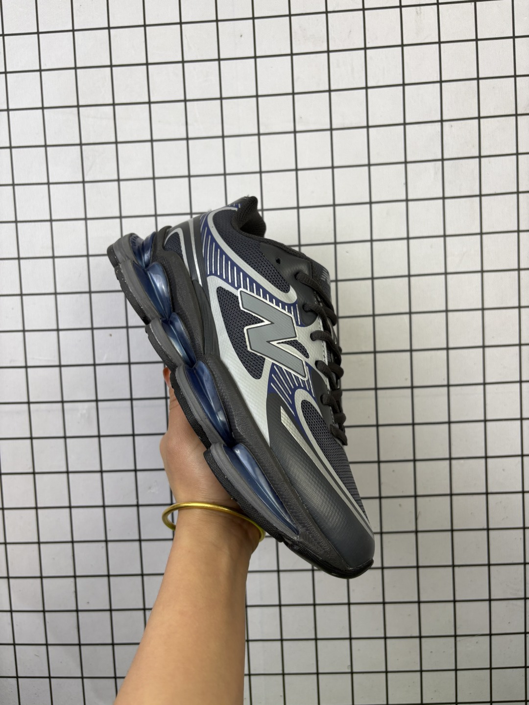 【公司级】New Balance 新鞋型!新百伦NEW BALANCE NB2000系列复古潮流网眼透气跑鞋2000年代风格轻便耐磨厚底增高 气垫缓震运动老爹鞋,这双New Balance 2000 依然是融合了新旧元素的跑鞋造型,命名为 2000,或许是它的设计理念有着 Y2K 的血统.最大的亮点,在于这双鞋的中底.中底造型太抓眼球了,五个 ABZORB 单元!带来极具辨识度和冲击力的视觉效果,让这双鞋在外观和脚感方面都颇具吸引力.鞋面会比以往 New Balance 更扁平化,配合夸张的中底,看上去很有未来感.并且鞋头的线条看上去十分流畅,对于 New Balance 粉丝来说,一定会觉得很新颖. 货号:U2000PBB 编码足