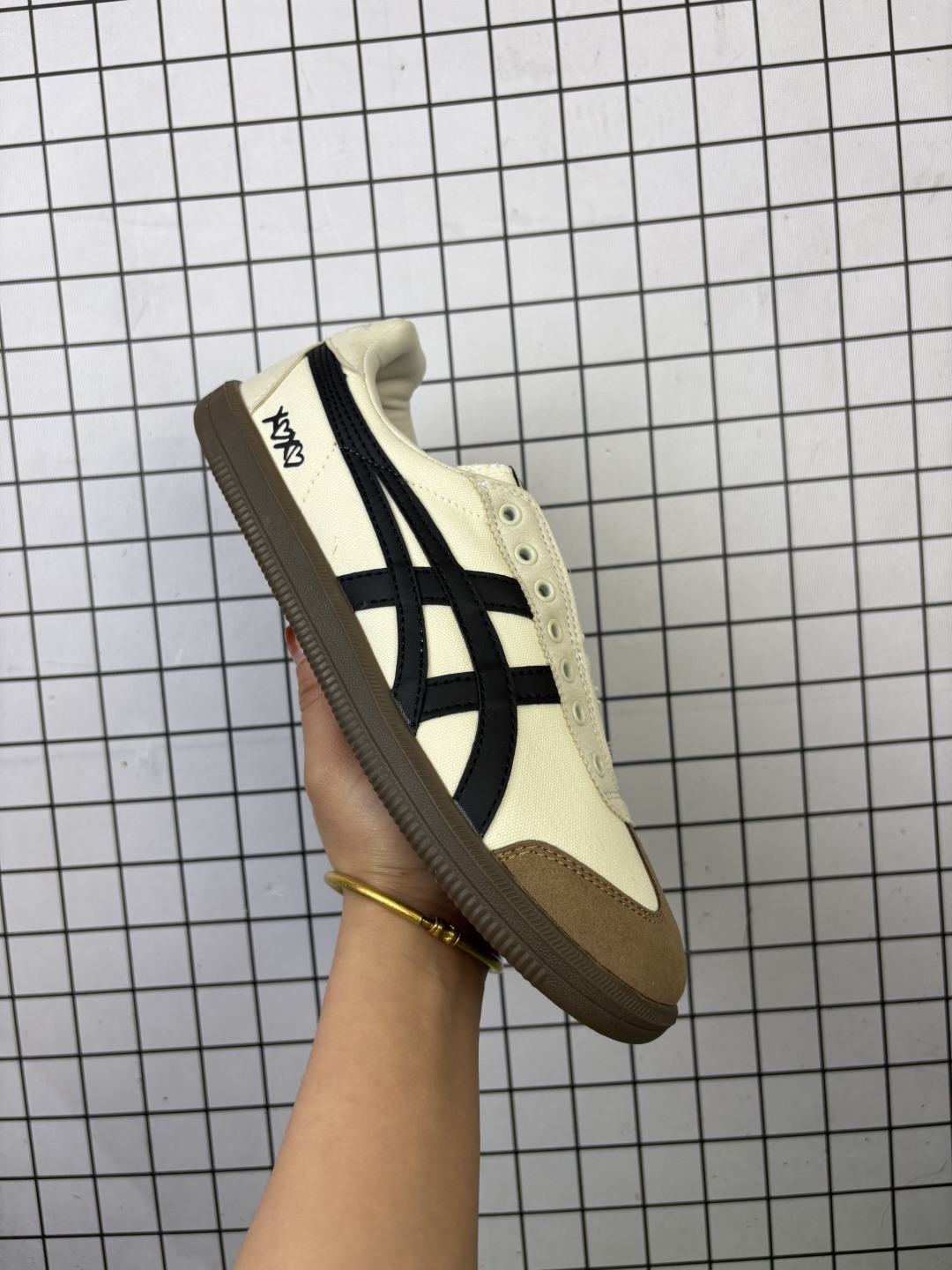 💰130
公司级✅Onitsuka Tiger Tokuten
亚瑟士 复古低帮休闲跑鞋 实拍首发
TOKUTEN的灵感来源于80年代的室内用鞋
T-TOE前足补强设计 室内鞋的橡胶大底元素
复古经典 是TIGER拥趸追捧款
鞋跟 鞋舌处印有鬼塚虎特有的品牌logo标志
提升品牌的认知度 柔软内里材质 穿着更加舒适
改良后鞋底设计 更具防滑性
官方货号:1183C248-200
尺码:36 37 37.5 38 39 39.5 40.5 41.5 42 42.5 43.5 44 45
编码306
