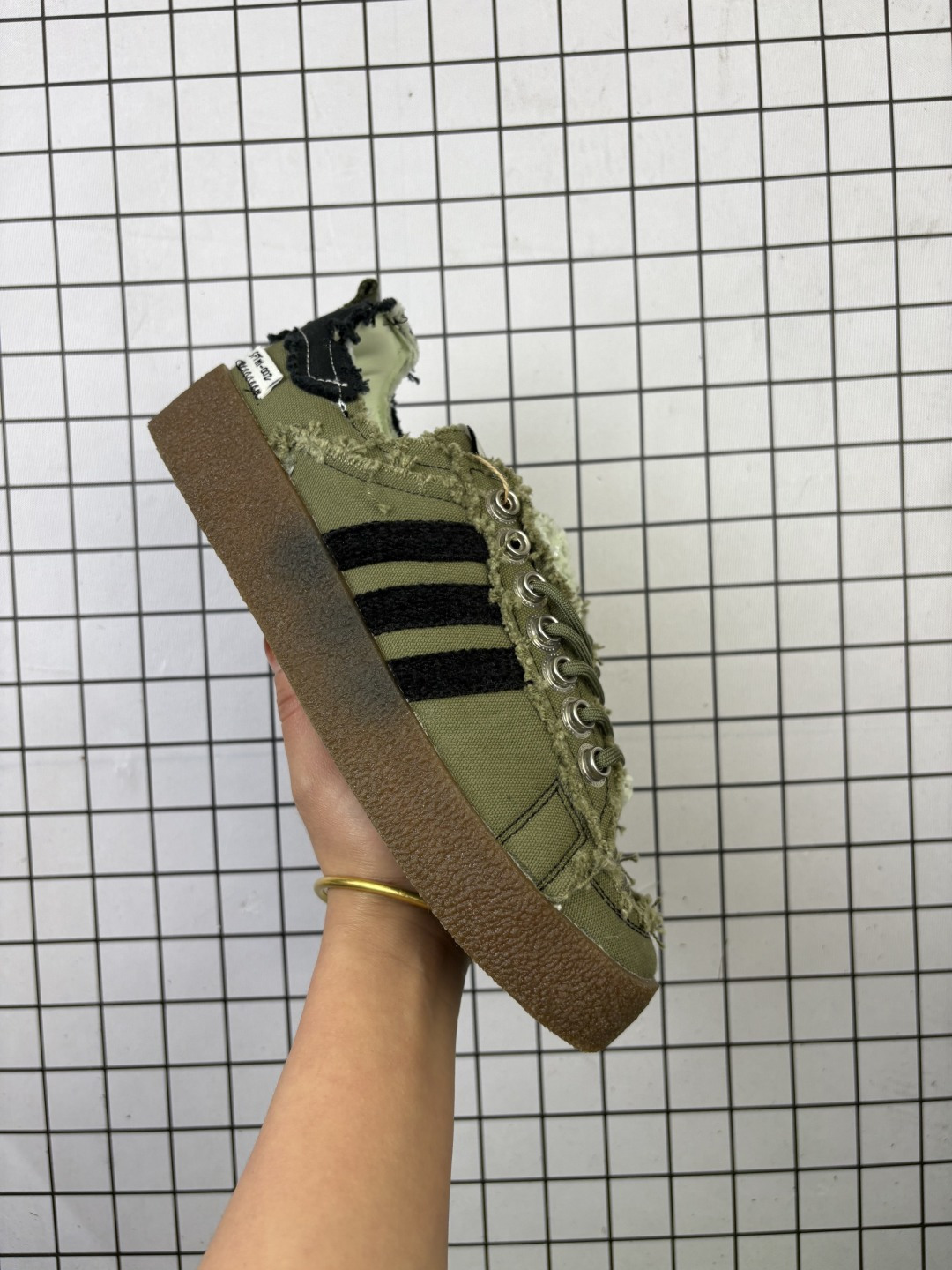【特价🔥真标】Adidas/阿迪达斯 男女鞋真标半码制,原楦开发版型,采用棉质帆布组合环保纤维革鞋面材质,原档案开发铝楦楦型,正确硫化组合鞋底 每次人气都不低!三叶草「复古新鞋」来了!澳洲时尚品牌/Song for the Mute x adidas Originals SFTM-002 CAMPUS 80s"Seasame"80s学院系列低帮休闲运动帆布硫化板鞋“联名帆布鸳鸯鞋”. 类型:男女鞋 货号:ID4791 2⁄3 371⁄3 38 382⁄3 391⁄3 40 402⁄3 411⁄3 42 422⁄3 431⁄3 44 45 编码:306