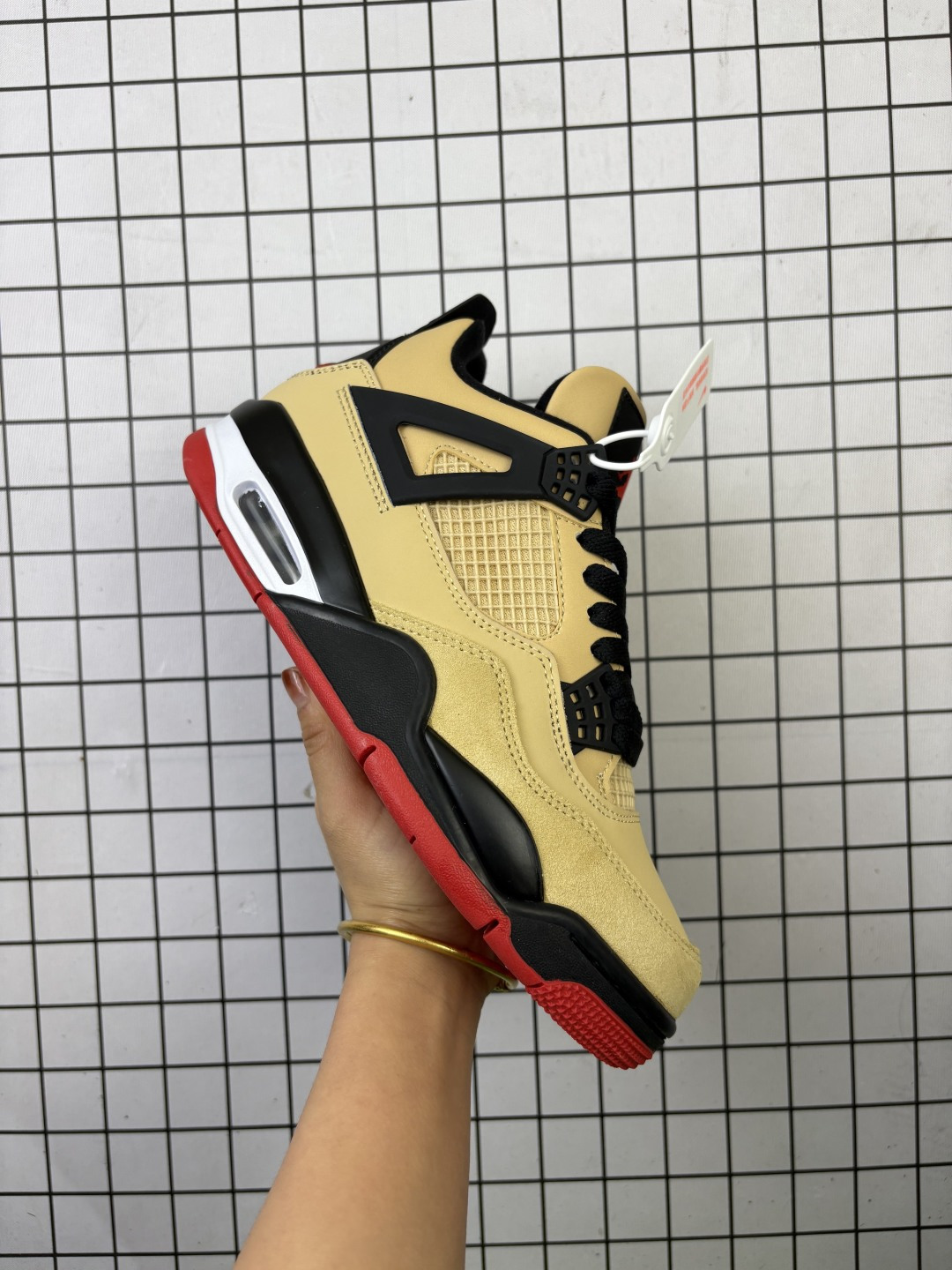 【公司级】耐克 Nike Air Jordan 4 Retro OG迈克尔·乔丹AJ4代乔4 低帮复古休闲运动文化篮球鞋.秉承轻量化的速度型篮球鞋设计思想完成设计,降低重量的同时提升舒适度,中底延续前作使用了分离式后掌可视化 Air Sole气垫.鞋带孔和后跟鞋提以籃网为造型灵感,将篮球运动巧妙融入到鞋款的设计之中,使鞋身整体富有流动性、节奏感和优雅气质. 货号:IH2094 编码757