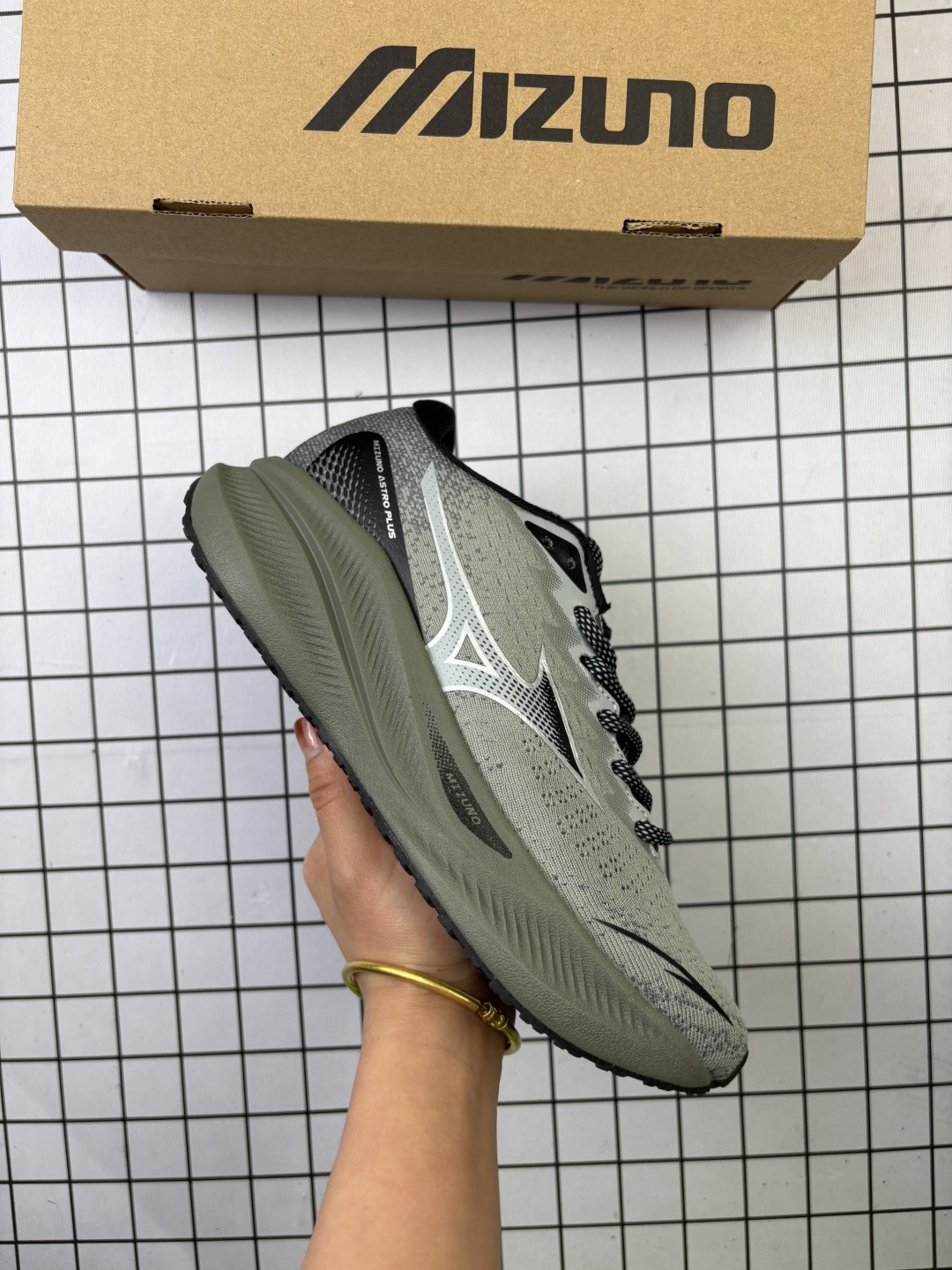 【公司级】Mizuno 美津浓 复古时尚休闲舒适减震运动跑步鞋 美津浓WAVE机械缓震,可以说是机械缓震跑鞋科技的翘楚.有着非凡的适应性,有着充分而持久的缓震能力和轻量化设计,是一双可以陪伴我们日常训练甚至是半马比赛的跑鞋,无论是“跑步初哥”还是“精英老鸟”,只要不是比较夸张的大体重人群,都可以穿着 Mizuno 来跑步.如果你不知道跑步穿什么鞋,不知道给别人推荐什么鞋,那么选美津浓 Sportstyle总是没错的! 类型:男女鞋 含半码 编码大Y