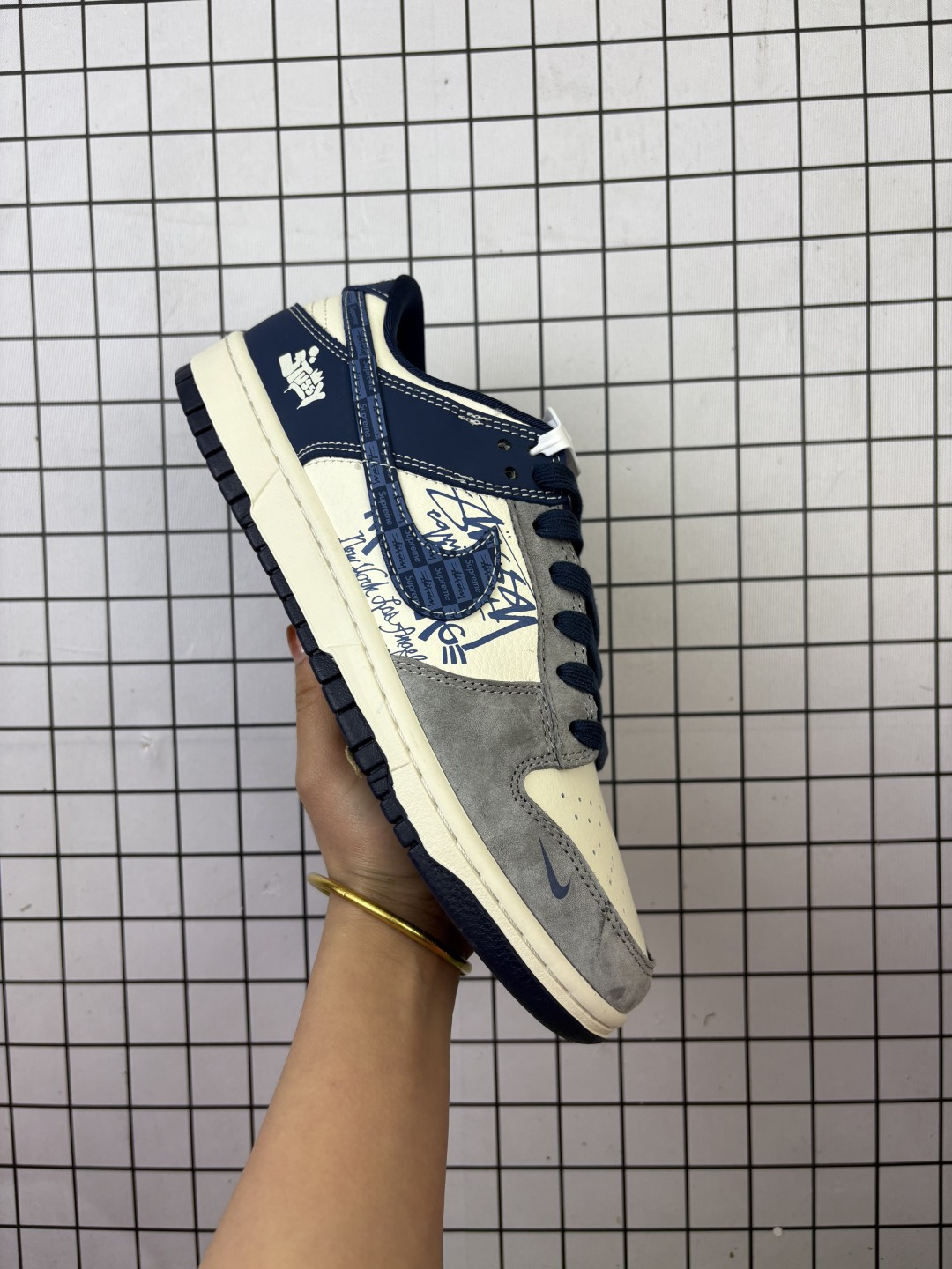 💰240
Nike/耐克 男女鞋真标半码制,全新更新数据窄楦翘头版型,采用软质荔枝纹牛剖革组合牛巴磨砂革鞋面材质,缜密拉帮中底布,鞋垫嵌EVA缓震物料及背胶,全新窄版翘头耐磨橡胶大底❗️创意定制联名配色,美国元祖街头潮牌-斯图西/Stussy x Nike By You SB Dunk Low Retro SP 扣篮系列低帮休闲运动滑板板鞋“ XD1588-243
类型:男女鞋
码数:36 36.5 37.5 38 38.5 39 40 40.5 41 42 42.5 43 44 45
编码:719