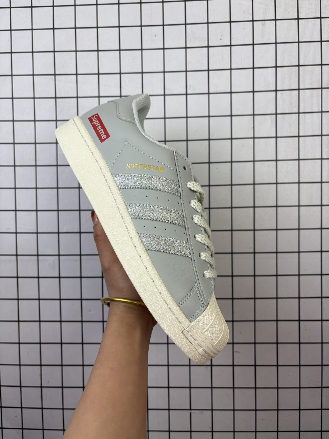 💰110
Adidas/阿迪达斯 男女鞋，升级原楦原纸版开发，采用牛剖革饰片组合斜纹帆布鞋面材质，2020改良全包围鞋垫，正确2020版鞋底模具及扇贝头盖片❗阿迪达斯/三叶草Adidas Originals Superstar"Cloud White"经典贝壳头系列低帮百搭休闲运动板鞋 

类型：男女鞋
码数：36 37 38 39 40 41 42 43 44 45
编码青H