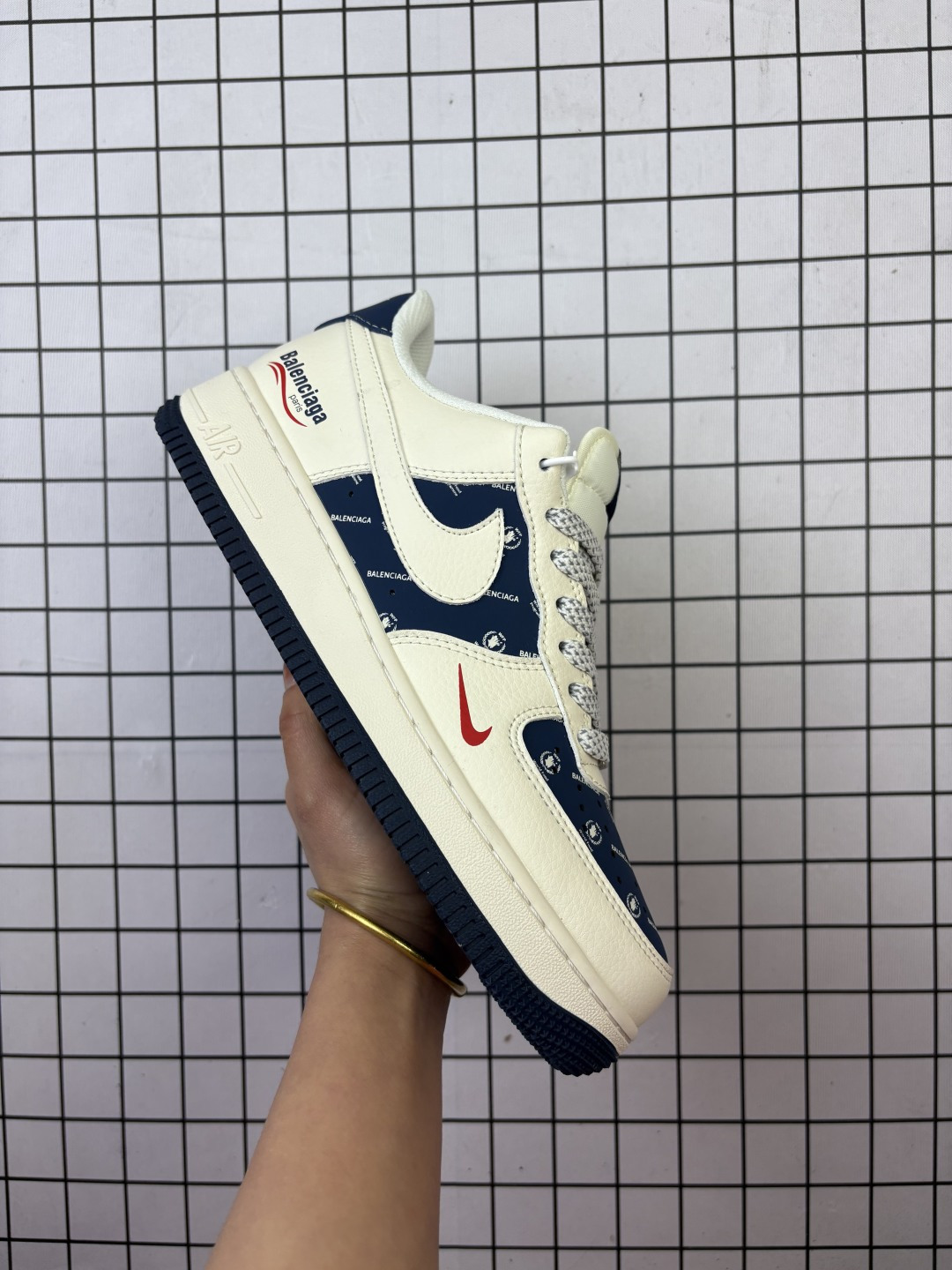 Nike/耐克 原楦原纸版开发,采用软质荔枝纹牛剖革鞋面材质,内置全掌Air Sole气垫❗创意定制三方联名配色,法国高端奢侈品牌-巴黎世家BALENCIAGA x Supreme x Nike Air Force 1 07 Low"Supreme"空军一号经典低帮百搭休闲运动板鞋“ XS1958-628 类型:男女鞋 编码给L