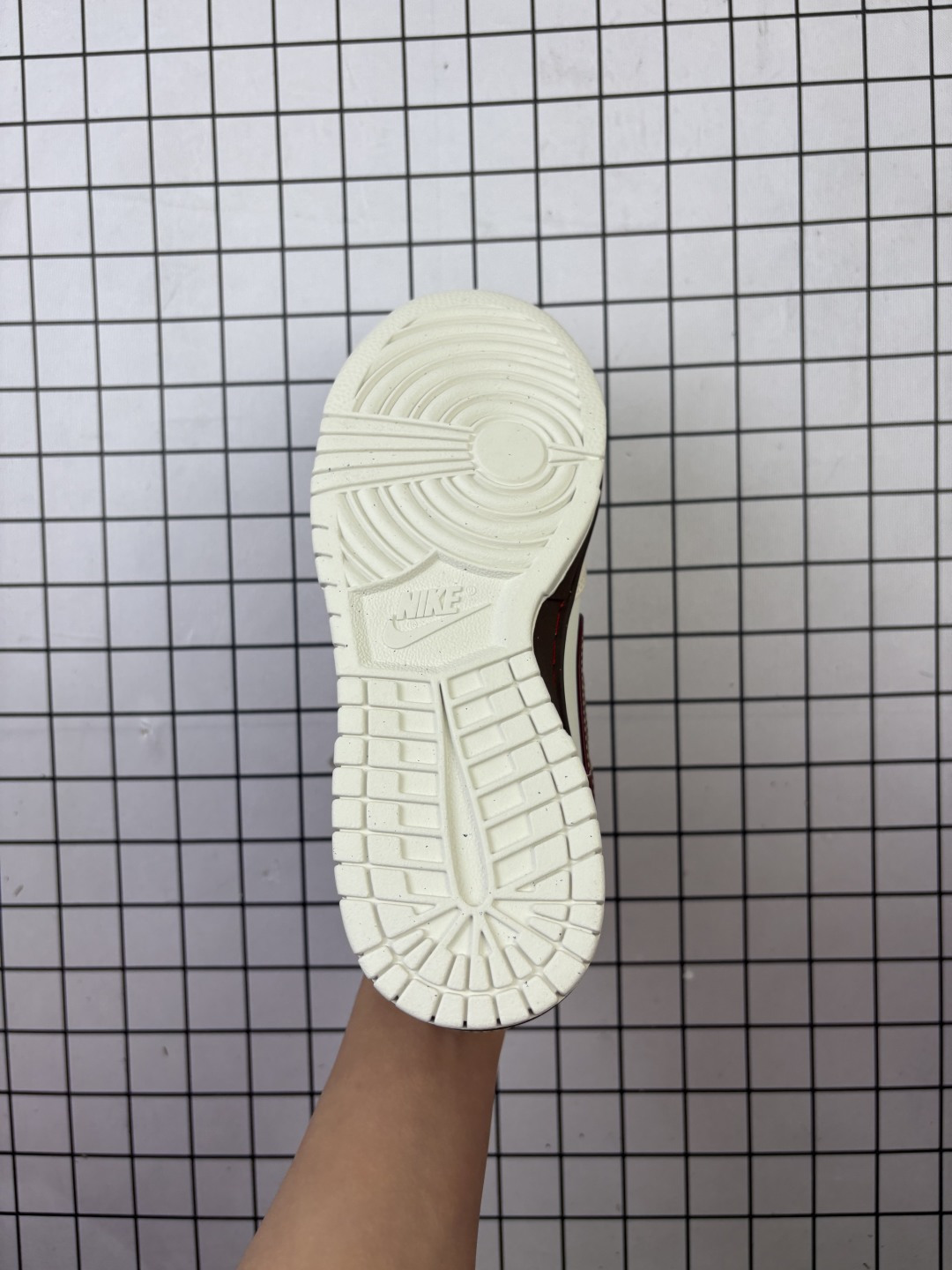 💰150
公司级 耐克 Nike Sb Dunk Low Pro 男女同款运动鞋复古板鞋,尽情迈步,彰显个性风采。采用柔软皮革鞋面,经久耐穿,塑就如元年款 Dunk 般的复古质感。鞋头透气孔,搭配鞋口和鞋舌形状,忠实沿袭元年款经典外观。全掌型橡胶外底,造就非凡抓地力。Dunk 起初专为篮球运动打造,于 80 年代末成为滑板界新宠,现已跃升成为街头时尚标杆。加垫低帮鞋口结合耐穿外底,助你自信舞动。
货号:IM6687
码数:35.5-40
编码:757