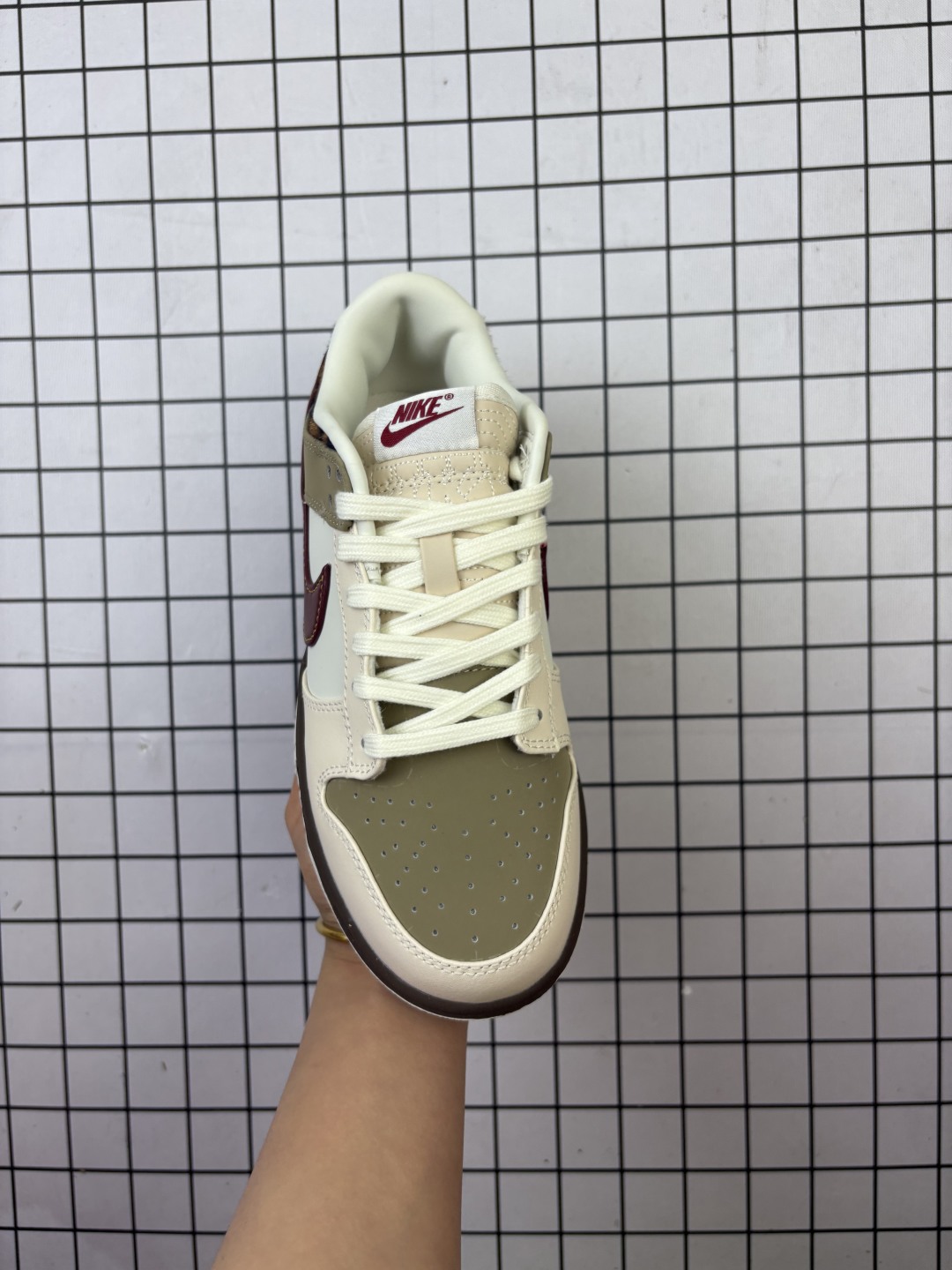 💰150
公司级 耐克 Nike Sb Dunk Low Pro 男女同款运动鞋复古板鞋,尽情迈步,彰显个性风采。采用柔软皮革鞋面,经久耐穿,塑就如元年款 Dunk 般的复古质感。鞋头透气孔,搭配鞋口和鞋舌形状,忠实沿袭元年款经典外观。全掌型橡胶外底,造就非凡抓地力。Dunk 起初专为篮球运动打造,于 80 年代末成为滑板界新宠,现已跃升成为街头时尚标杆。加垫低帮鞋口结合耐穿外底,助你自信舞动。
货号:IM6687
码数:35.5-40
编码:757