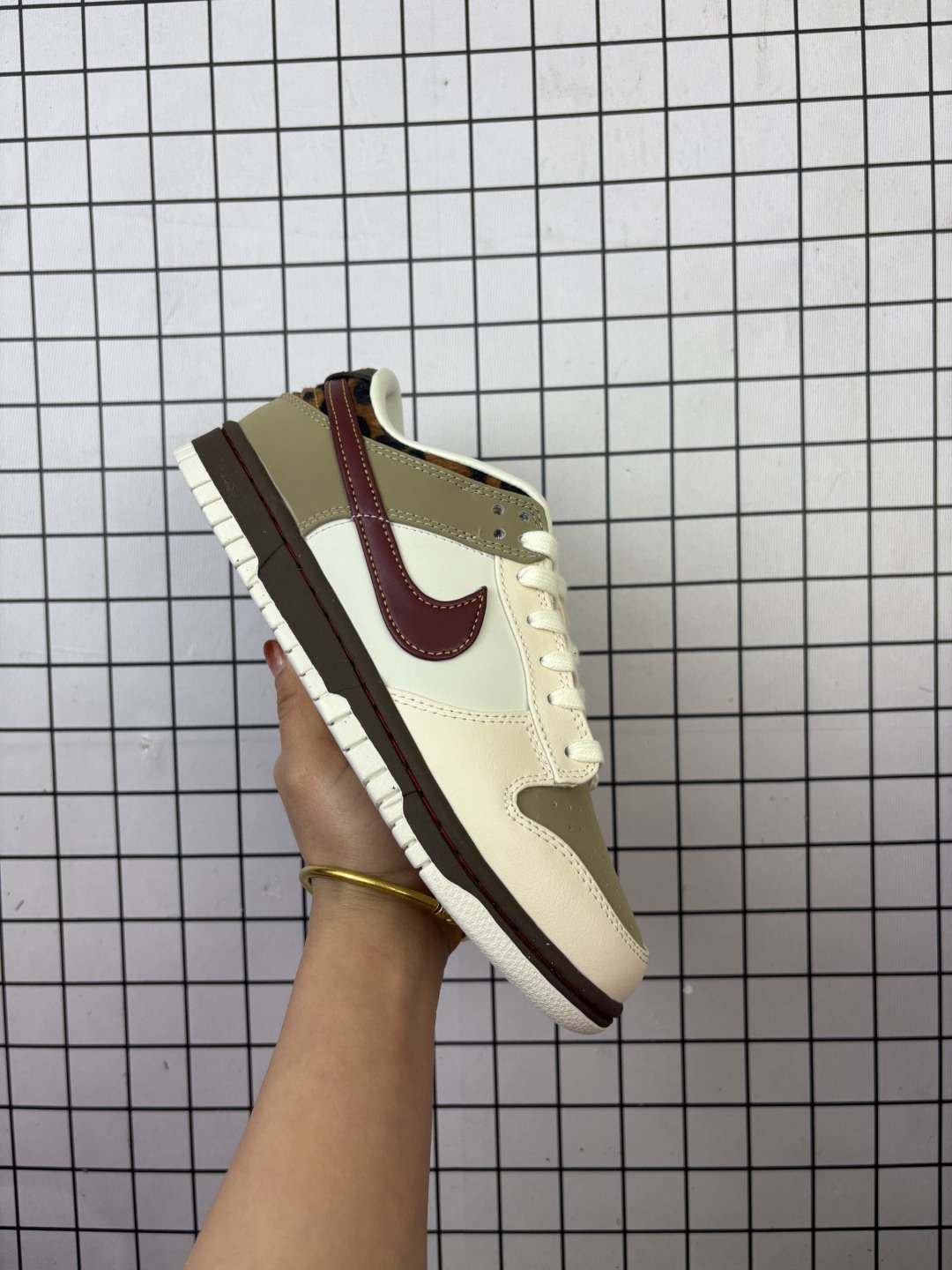 💰150
公司级 耐克 Nike Sb Dunk Low Pro 男女同款运动鞋复古板鞋,尽情迈步,彰显个性风采。采用柔软皮革鞋面,经久耐穿,塑就如元年款 Dunk 般的复古质感。鞋头透气孔,搭配鞋口和鞋舌形状,忠实沿袭元年款经典外观。全掌型橡胶外底,造就非凡抓地力。Dunk 起初专为篮球运动打造,于 80 年代末成为滑板界新宠,现已跃升成为街头时尚标杆。加垫低帮鞋口结合耐穿外底,助你自信舞动。
货号:IM6687
码数:35.5-40
编码:757