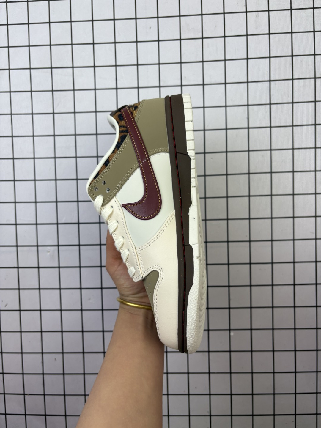 💰150
公司级 耐克 Nike Sb Dunk Low Pro 男女同款运动鞋复古板鞋,尽情迈步,彰显个性风采。采用柔软皮革鞋面,经久耐穿,塑就如元年款 Dunk 般的复古质感。鞋头透气孔,搭配鞋口和鞋舌形状,忠实沿袭元年款经典外观。全掌型橡胶外底,造就非凡抓地力。Dunk 起初专为篮球运动打造,于 80 年代末成为滑板界新宠,现已跃升成为街头时尚标杆。加垫低帮鞋口结合耐穿外底,助你自信舞动。
货号:IM6687
码数:35.5-40
编码:757