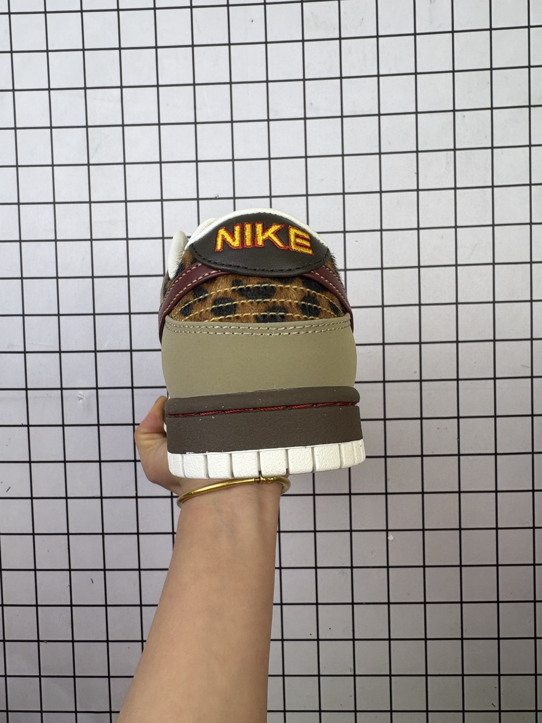 💰150
公司级 耐克 Nike Sb Dunk Low Pro 男女同款运动鞋复古板鞋,尽情迈步,彰显个性风采。采用柔软皮革鞋面,经久耐穿,塑就如元年款 Dunk 般的复古质感。鞋头透气孔,搭配鞋口和鞋舌形状,忠实沿袭元年款经典外观。全掌型橡胶外底,造就非凡抓地力。Dunk 起初专为篮球运动打造,于 80 年代末成为滑板界新宠,现已跃升成为街头时尚标杆。加垫低帮鞋口结合耐穿外底,助你自信舞动。
货号:IM6687
码数:35.5-40
编码:757