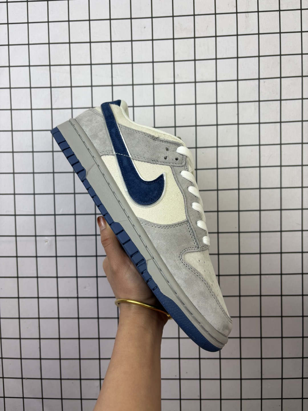 🈴💰110
耐克大友克洋联名Otomo Katsuhiro x Nk SB Dunk Low "Steamboy OST" 著名漫画大师-大友克洋低帮运动休闲板鞋 阿根廷冠军。蒸汽少年摩卡板鞋，配色以主人公雷为基调浓重的怀旧味道秋冬专属配色鞋身整体采用麂皮材质打造以摩卡为主色调。鞋身的框架以及Swoosh处拼接而成。鞋带、鞋身整体视觉效果十分亮眼，鞋底采用白色中底搭配深色外底呈现，为整个设计收尾 。

类型：男女鞋
货号：FF0918-011
码数：36 36.5 37.5 38 38.5 39 40 40.5 41 42 42.5 43 44 45 46
编码：103