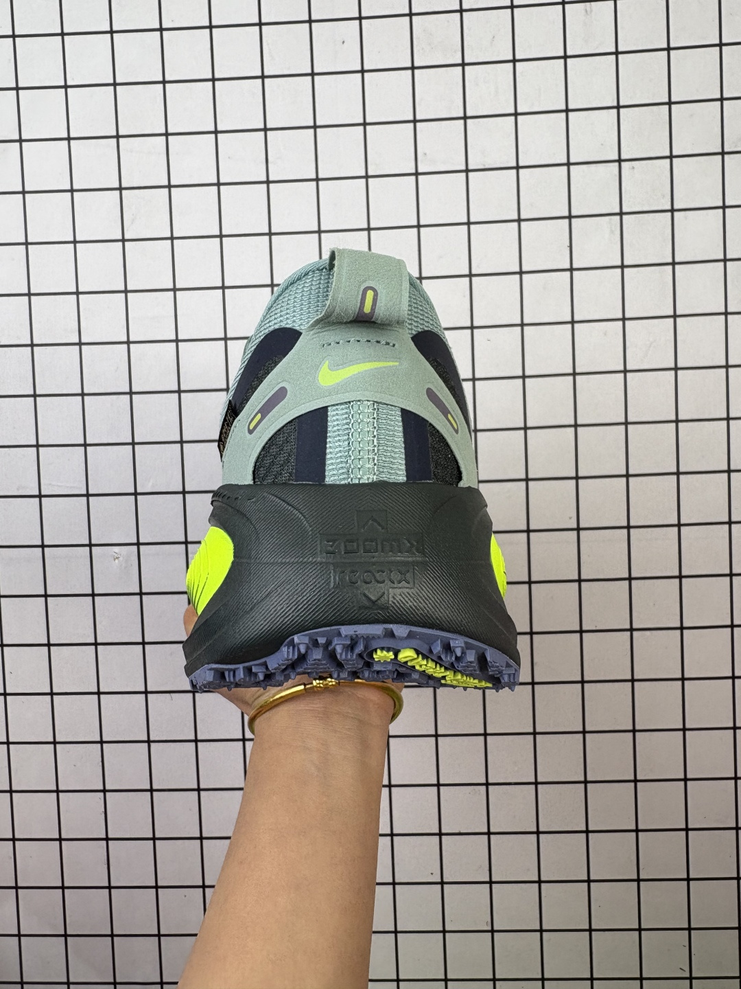 💰150
【公司级】耐克 Nike Vomero 18 厚底增高老爹运动跑步鞋。全新 Vomero 提供比以往更多的緩衝效能以及該系列有史以來最高的鞋底高度，結合 Nike 的 ZoomX 和 ReactX 泡棉打造雙層緩衝設計，實現出色奔馳體驗。Vomero 18 在設計時，從舒適性和緩衝機能，到耐久性和風格等每個面向，都考量到男性的意見分析和偏好。Nike 全新推出 Vomero 18，邀請所有跑者體驗非凡緩震和舒適腳感，為路跑鞋設下嶄新標準。優質版型是根據跑者的需求和精密分析而設計，巧妙平衡順暢腳感和柔軟度，塑造舒適至上的輕盈感受，適合所有性別。全新 Vomero 採用 ZoomX 全掌式泡棉，搭配鞋跟和前足的 ReactX 泡棉，為跑者帶來雙重緩震效果，締造出色邁步體驗。 協調的層疊泡棉提供比以往更多的緩衝效能，此版型的鞋底高度增加至 46 公釐，比上一代高出 6 公釐，創下 Vomero 系列新高。非凡緩震性能塑造理想的日常跑步體驗，從初次嘗試跑步的新手，到想要增加跑步里程的資深跑者，再到正在進行賽後恢復的選手，這款舒適柔軟的鞋款可為各種程度的運動員帶來全天候舒適腳感。「跑者們認為出色的緩震機能應該能帶來柔軟舒適的體驗，緩和足底與地面之間的衝擊力。

货号:  HQ7001
尺码:  39-46含半码
编码: 788