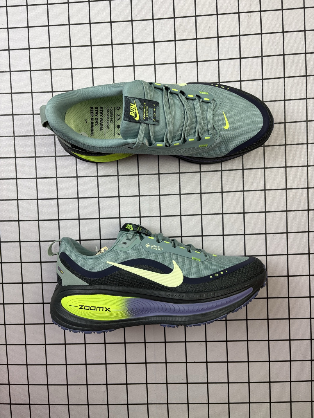 💰150
【公司级】耐克 Nike Vomero 18 厚底增高老爹运动跑步鞋。全新 Vomero 提供比以往更多的緩衝效能以及該系列有史以來最高的鞋底高度，結合 Nike 的 ZoomX 和 ReactX 泡棉打造雙層緩衝設計，實現出色奔馳體驗。Vomero 18 在設計時，從舒適性和緩衝機能，到耐久性和風格等每個面向，都考量到男性的意見分析和偏好。Nike 全新推出 Vomero 18，邀請所有跑者體驗非凡緩震和舒適腳感，為路跑鞋設下嶄新標準。優質版型是根據跑者的需求和精密分析而設計，巧妙平衡順暢腳感和柔軟度，塑造舒適至上的輕盈感受，適合所有性別。全新 Vomero 採用 ZoomX 全掌式泡棉，搭配鞋跟和前足的 ReactX 泡棉，為跑者帶來雙重緩震效果，締造出色邁步體驗。 協調的層疊泡棉提供比以往更多的緩衝效能，此版型的鞋底高度增加至 46 公釐，比上一代高出 6 公釐，創下 Vomero 系列新高。非凡緩震性能塑造理想的日常跑步體驗，從初次嘗試跑步的新手，到想要增加跑步里程的資深跑者，再到正在進行賽後恢復的選手，這款舒適柔軟的鞋款可為各種程度的運動員帶來全天候舒適腳感。「跑者們認為出色的緩震機能應該能帶來柔軟舒適的體驗，緩和足底與地面之間的衝擊力。

货号:  HQ7001
尺码:  39-46含半码
编码: 788