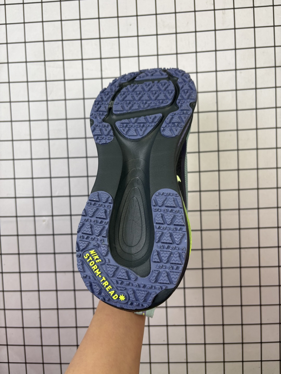 💰150
【公司级】耐克 Nike Vomero 18 厚底增高老爹运动跑步鞋。全新 Vomero 提供比以往更多的緩衝效能以及該系列有史以來最高的鞋底高度，結合 Nike 的 ZoomX 和 ReactX 泡棉打造雙層緩衝設計，實現出色奔馳體驗。Vomero 18 在設計時，從舒適性和緩衝機能，到耐久性和風格等每個面向，都考量到男性的意見分析和偏好。Nike 全新推出 Vomero 18，邀請所有跑者體驗非凡緩震和舒適腳感，為路跑鞋設下嶄新標準。優質版型是根據跑者的需求和精密分析而設計，巧妙平衡順暢腳感和柔軟度，塑造舒適至上的輕盈感受，適合所有性別。全新 Vomero 採用 ZoomX 全掌式泡棉，搭配鞋跟和前足的 ReactX 泡棉，為跑者帶來雙重緩震效果，締造出色邁步體驗。 協調的層疊泡棉提供比以往更多的緩衝效能，此版型的鞋底高度增加至 46 公釐，比上一代高出 6 公釐，創下 Vomero 系列新高。非凡緩震性能塑造理想的日常跑步體驗，從初次嘗試跑步的新手，到想要增加跑步里程的資深跑者，再到正在進行賽後恢復的選手，這款舒適柔軟的鞋款可為各種程度的運動員帶來全天候舒適腳感。「跑者們認為出色的緩震機能應該能帶來柔軟舒適的體驗，緩和足底與地面之間的衝擊力。

货号:  HQ7001
尺码:  39-46含半码
编码: 788