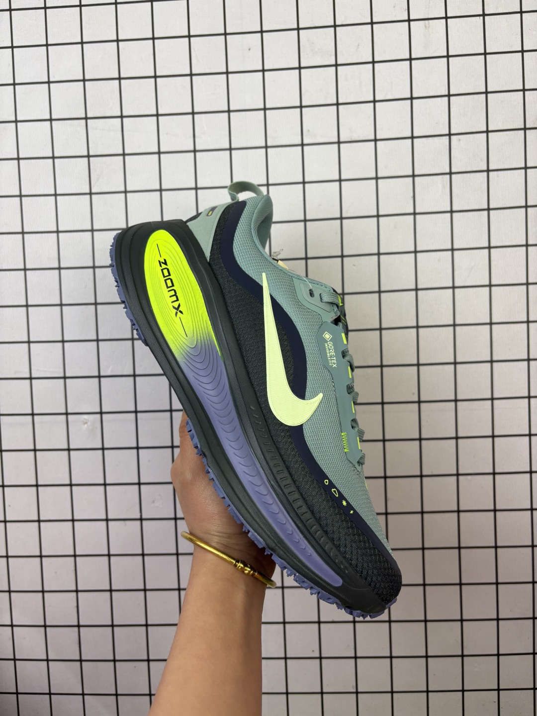 💰150
【公司级】耐克 Nike Vomero 18 厚底增高老爹运动跑步鞋。全新 Vomero 提供比以往更多的緩衝效能以及該系列有史以來最高的鞋底高度，結合 Nike 的 ZoomX 和 ReactX 泡棉打造雙層緩衝設計，實現出色奔馳體驗。Vomero 18 在設計時，從舒適性和緩衝機能，到耐久性和風格等每個面向，都考量到男性的意見分析和偏好。Nike 全新推出 Vomero 18，邀請所有跑者體驗非凡緩震和舒適腳感，為路跑鞋設下嶄新標準。優質版型是根據跑者的需求和精密分析而設計，巧妙平衡順暢腳感和柔軟度，塑造舒適至上的輕盈感受，適合所有性別。全新 Vomero 採用 ZoomX 全掌式泡棉，搭配鞋跟和前足的 ReactX 泡棉，為跑者帶來雙重緩震效果，締造出色邁步體驗。 協調的層疊泡棉提供比以往更多的緩衝效能，此版型的鞋底高度增加至 46 公釐，比上一代高出 6 公釐，創下 Vomero 系列新高。非凡緩震性能塑造理想的日常跑步體驗，從初次嘗試跑步的新手，到想要增加跑步里程的資深跑者，再到正在進行賽後恢復的選手，這款舒適柔軟的鞋款可為各種程度的運動員帶來全天候舒適腳感。「跑者們認為出色的緩震機能應該能帶來柔軟舒適的體驗，緩和足底與地面之間的衝擊力。

货号:  HQ7001
尺码:  39-46含半码
编码: 788