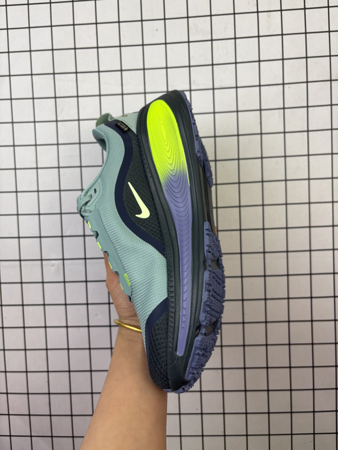 💰150
【公司级】耐克 Nike Vomero 18 厚底增高老爹运动跑步鞋。全新 Vomero 提供比以往更多的緩衝效能以及該系列有史以來最高的鞋底高度，結合 Nike 的 ZoomX 和 ReactX 泡棉打造雙層緩衝設計，實現出色奔馳體驗。Vomero 18 在設計時，從舒適性和緩衝機能，到耐久性和風格等每個面向，都考量到男性的意見分析和偏好。Nike 全新推出 Vomero 18，邀請所有跑者體驗非凡緩震和舒適腳感，為路跑鞋設下嶄新標準。優質版型是根據跑者的需求和精密分析而設計，巧妙平衡順暢腳感和柔軟度，塑造舒適至上的輕盈感受，適合所有性別。全新 Vomero 採用 ZoomX 全掌式泡棉，搭配鞋跟和前足的 ReactX 泡棉，為跑者帶來雙重緩震效果，締造出色邁步體驗。 協調的層疊泡棉提供比以往更多的緩衝效能，此版型的鞋底高度增加至 46 公釐，比上一代高出 6 公釐，創下 Vomero 系列新高。非凡緩震性能塑造理想的日常跑步體驗，從初次嘗試跑步的新手，到想要增加跑步里程的資深跑者，再到正在進行賽後恢復的選手，這款舒適柔軟的鞋款可為各種程度的運動員帶來全天候舒適腳感。「跑者們認為出色的緩震機能應該能帶來柔軟舒適的體驗，緩和足底與地面之間的衝擊力。

货号:  HQ7001
尺码:  39-46含半码
编码: 788