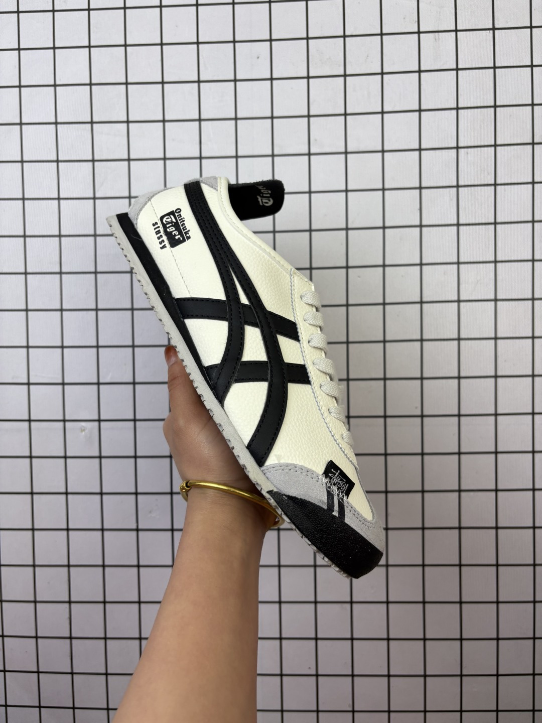 💰150
公司级✅Asics/亚瑟士 男女鞋真标半码 制 日产经典老牌-鬼塚虎/Onitsuka Tiger Mexico 66®经典墨西哥系列复古经典百搭板鞋休闲运动鞋慢跑鞋
采用柔软牛皮鞋面，超国标含胶率耐磨耐弯折RB大底。产品从款式颜色造型上体现出追求舒适和细节的完美。鞋类更是推崇手工制作的严谨，融舒适性与可穿性的设计风格。
注重细节的完美和别致魅力，既保持稳重，又不失轻松的时尚感

尺码：36-45含半码
货号：038JYD1211
编码577