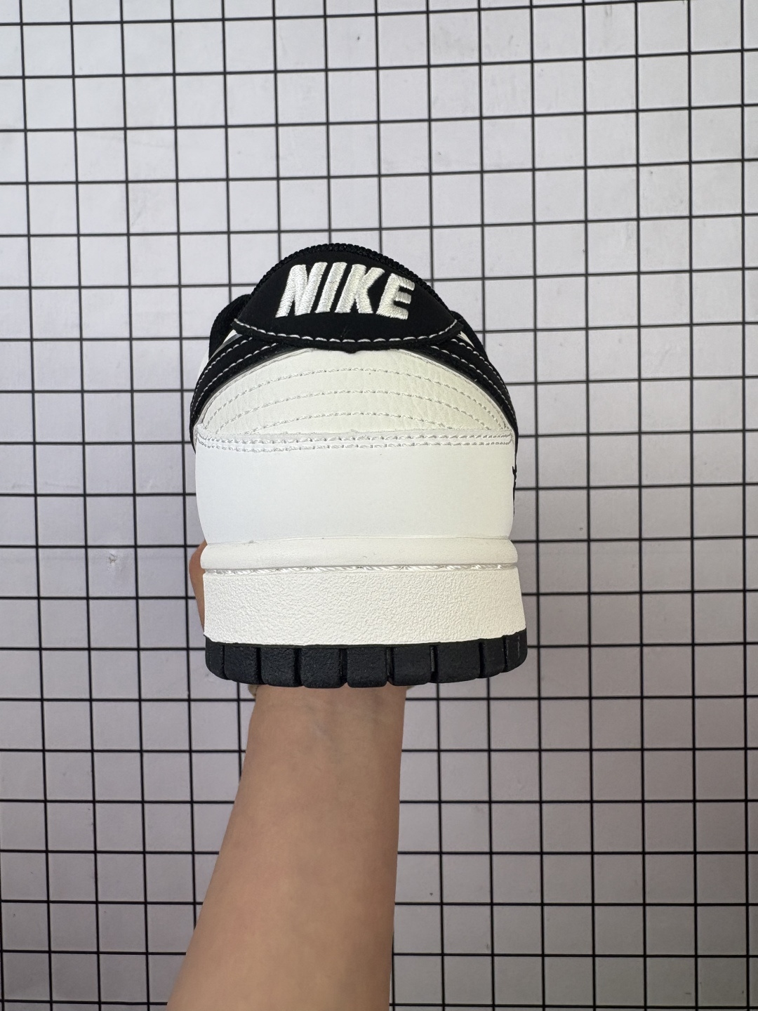 💰220
公司级 耐克 Nike Sb Dunk Low Pro 男女同款运动鞋复古板鞋,尽情迈步,彰显个性风采。采用柔软皮革鞋面,经久耐穿,塑就如元年款 Dunk 般的复古质感。鞋头透气孔,搭配鞋口和鞋舌形状,忠实沿袭元年款经典外观。全掌型橡胶外底,造就非凡抓地力。Dunk 起初专为篮球运动打造,于 80 年代末成为滑板界新宠,现已跃升成为街头时尚标杆。加垫低帮鞋口结合耐穿外底,助你自信舞动。
货号:CS1688
码数:36-45 含半码
编码:587